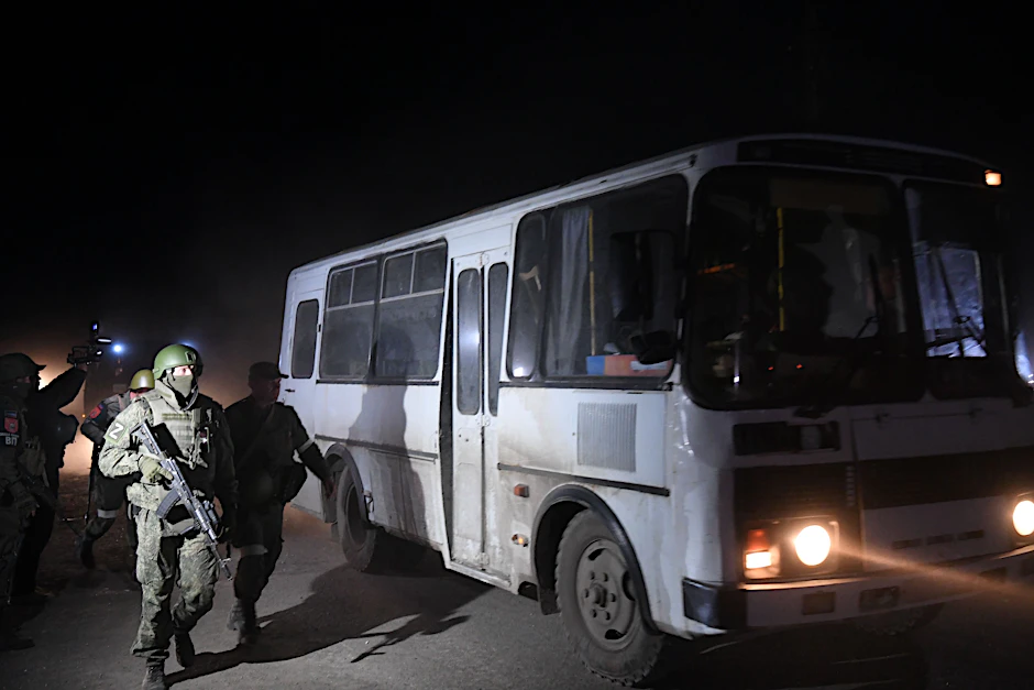 Das von der staatlichen russischen Nachrichtenagentur Sputnik veröffentlichte Bild soll zeigen, wie Soldaten der selbst ernannten Volksrepublik Donezk einen Bus mit verwundeten ukrainischen Soldaten in Mariupol begleiten.