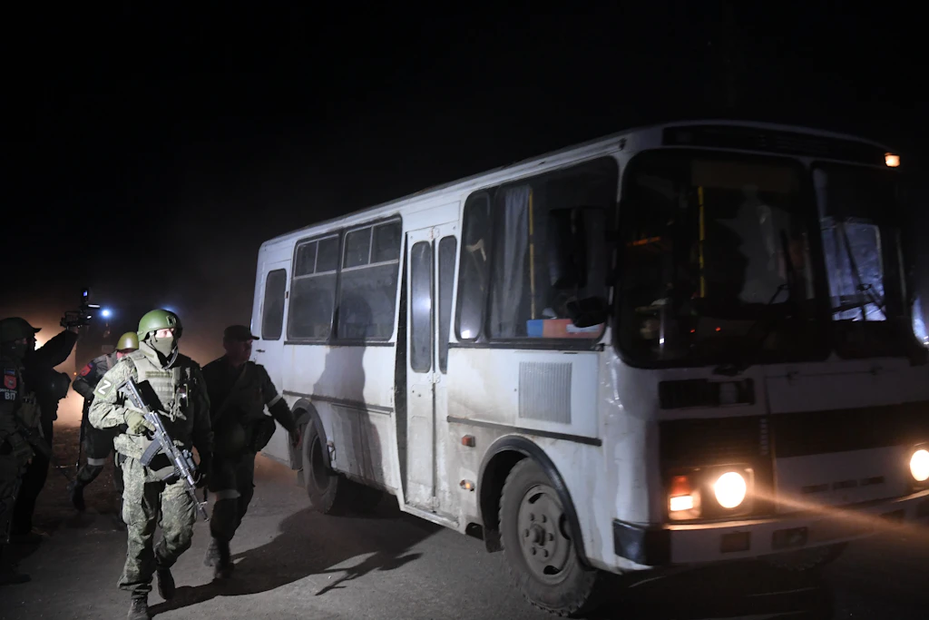 „Tribunal“ gegen Kämpfer aus Asow-Stahlwerk direkt in Mariupol