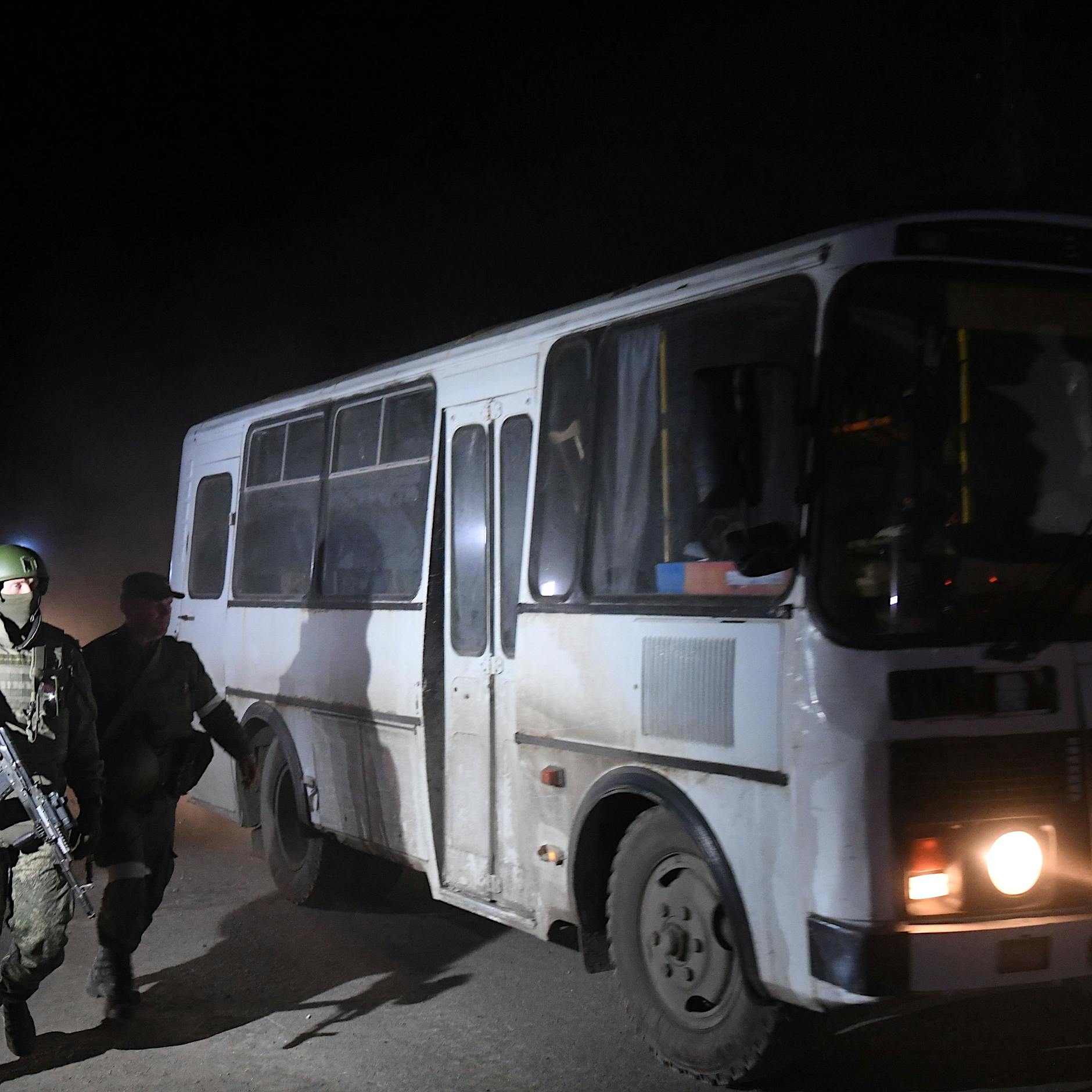 „Tribunal“ gegen Kämpfer aus Asow-Stahlwerk direkt in Mariupol