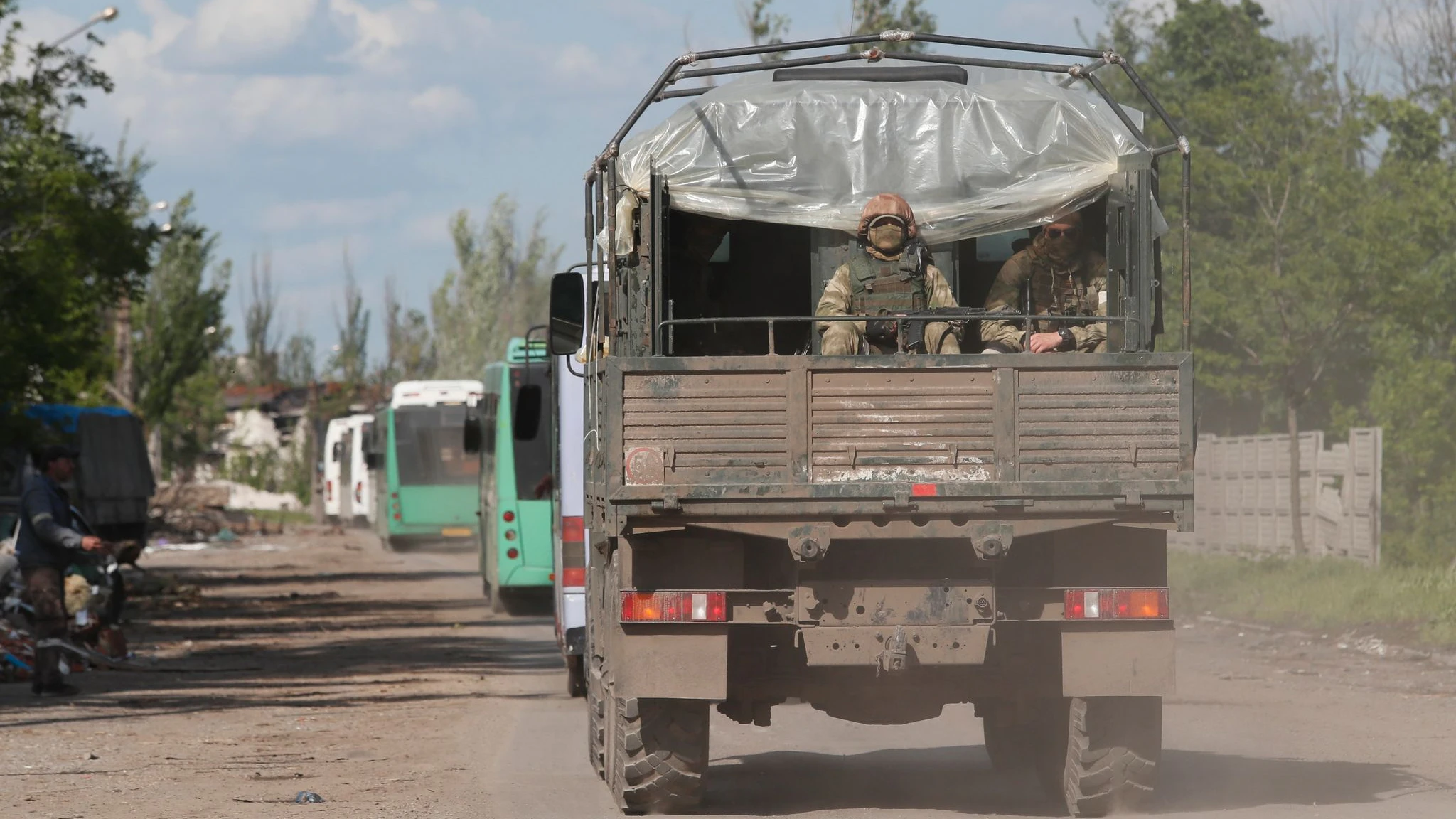 Fahrzeuge mit Angehörigen der ukrainischen Streitkräfte verlassen Mariupol. Nach Wochen heftiger Kämpfe hat Russlands Armee eigenen Angaben zufolge das Stahlwerk Azovstal in der ukrainischen Hafenstadt komplett unter ihre Kontrolle gebracht. 