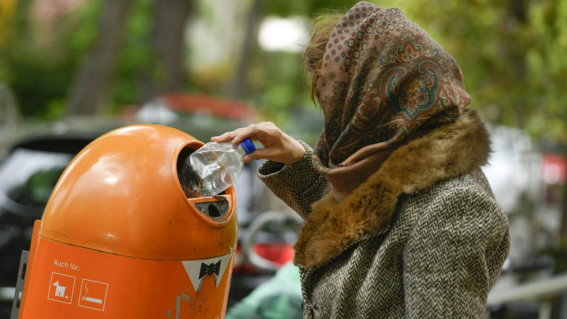 Auf jeden Cent angewiesen: Rentner, die Flaschen sammeln.