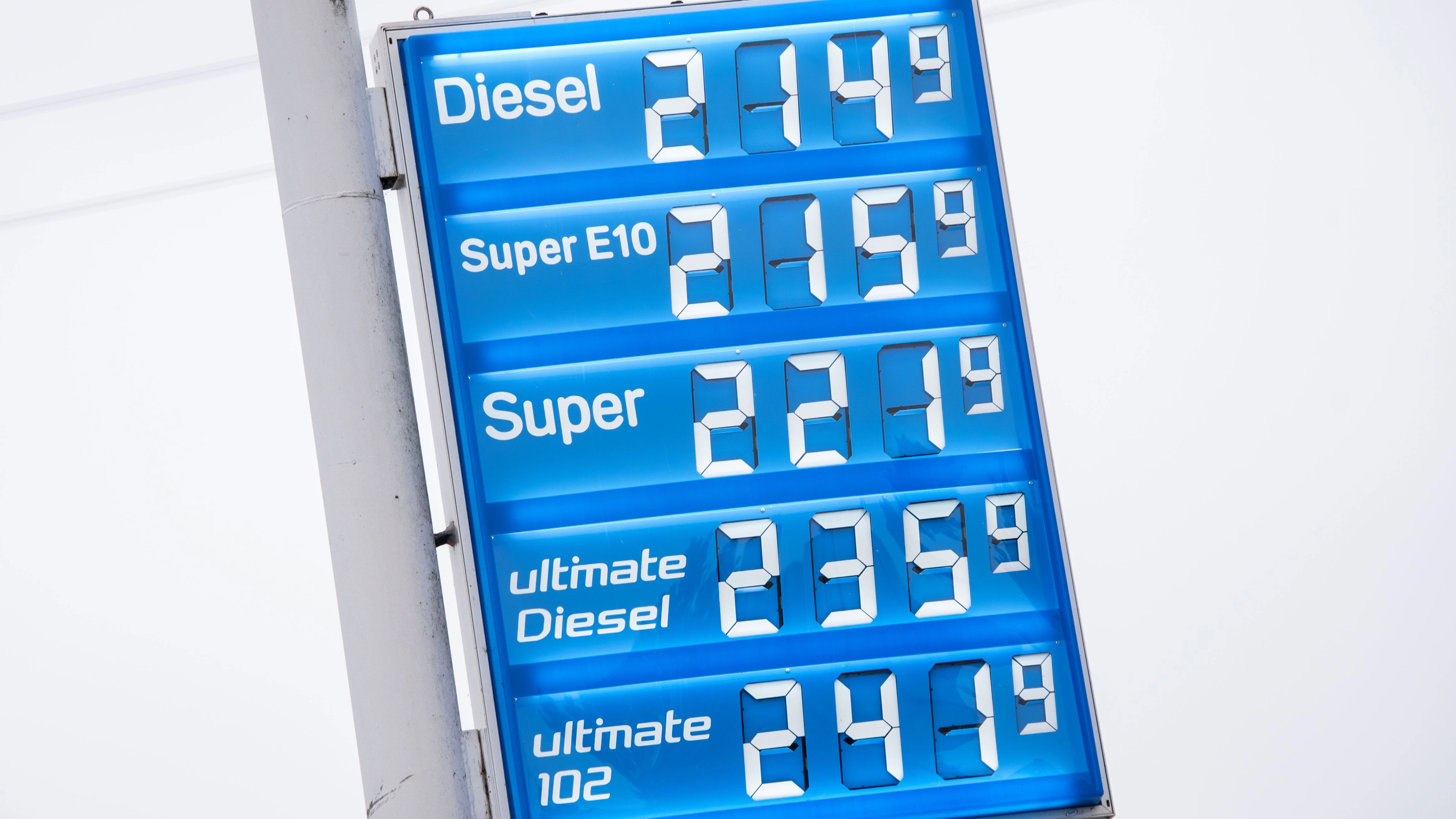 Hohe Kraftstoffpreise für Diesel und Super-Benzin stehen auf der Anzeigetafel einer Tankstelle. 