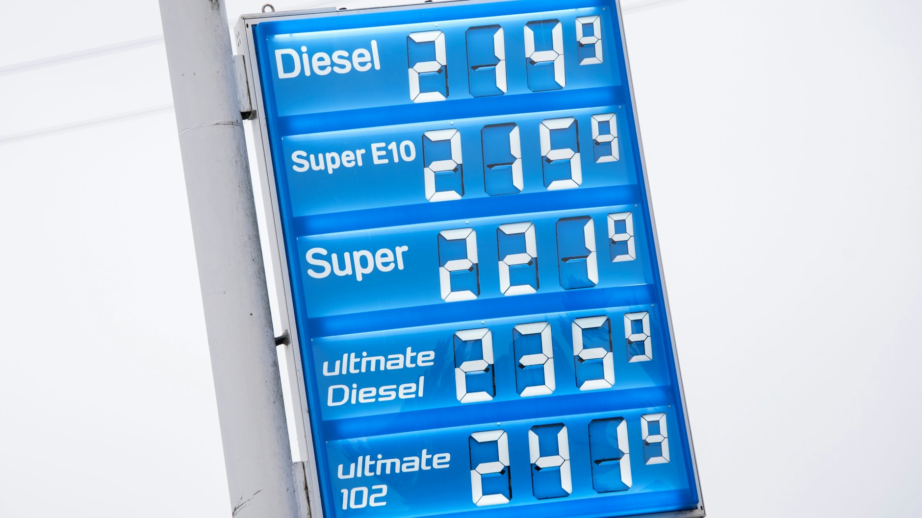 Hohe Kraftstoffpreise für Diesel und Super-Benzin stehen auf der Anzeigetafel einer Tankstelle.