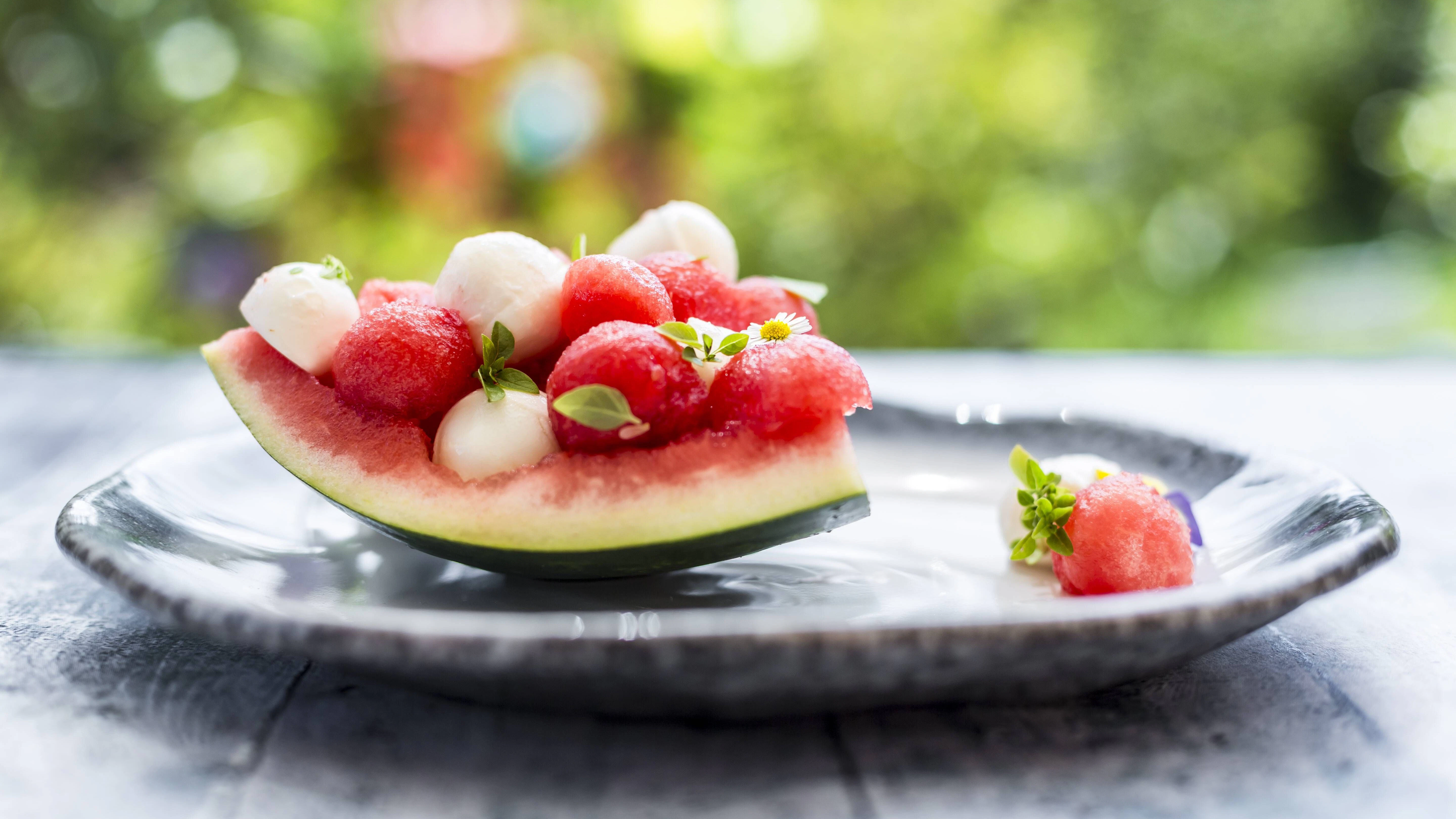 Wassermelonensalat mit Feta kann man zum Beispiel auf einem Stück der Schale servieren.