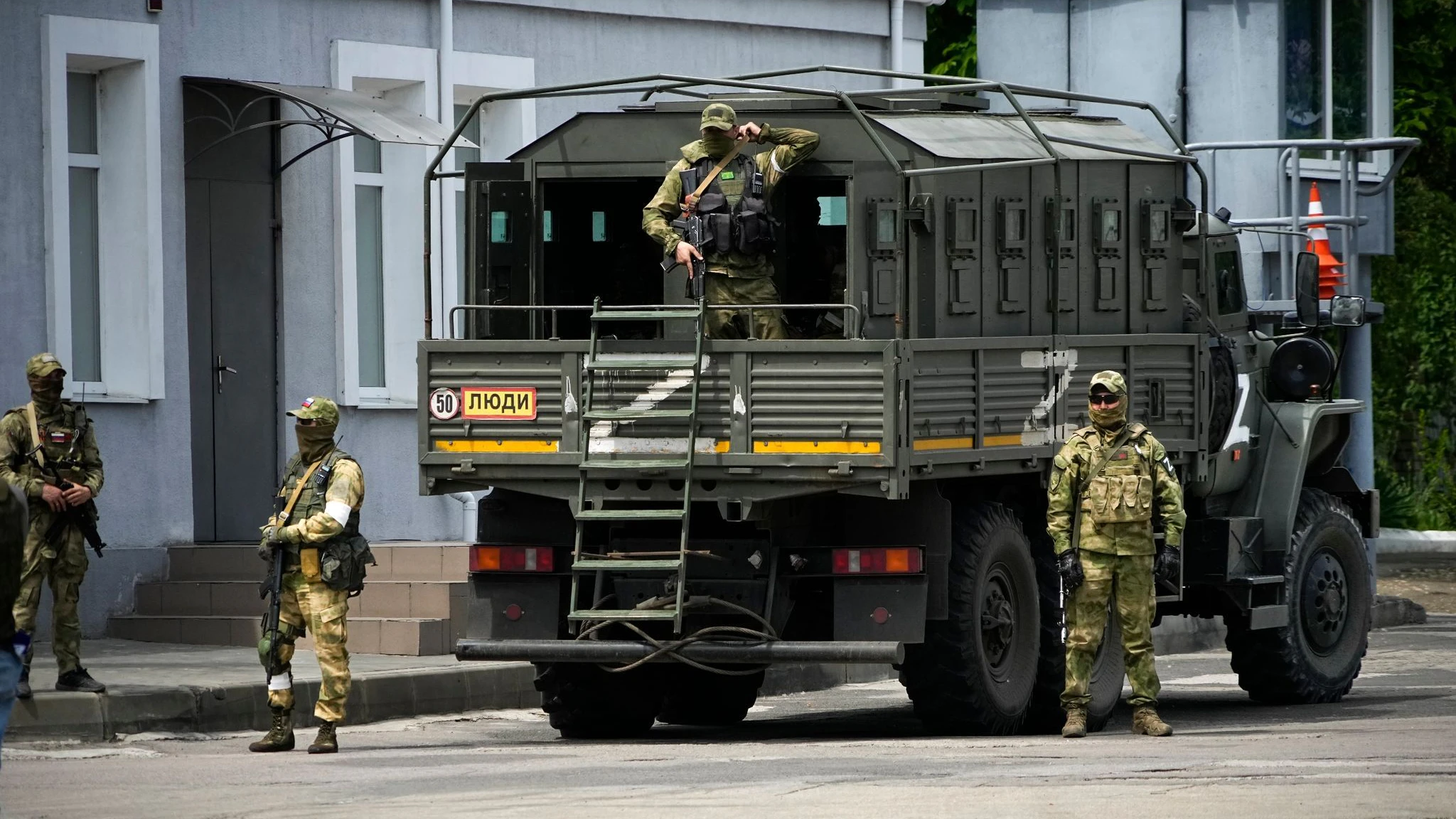 Russische Soldaten bewachen ein Gelände in Cherson, das von ausländischen Journalisten besucht wird. 