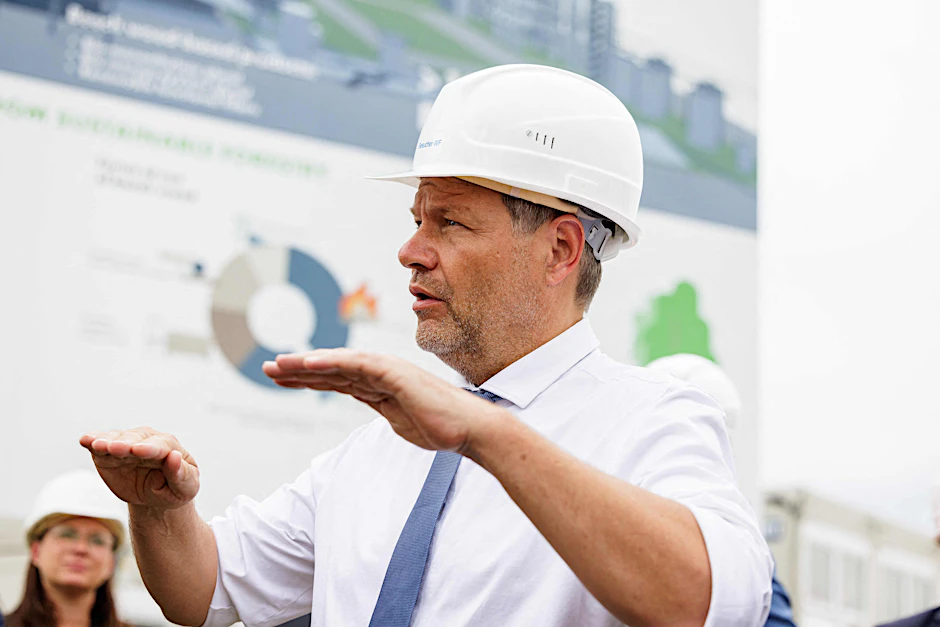 Bundeswirtschaftsminister Robert Habeck mit Helm. 