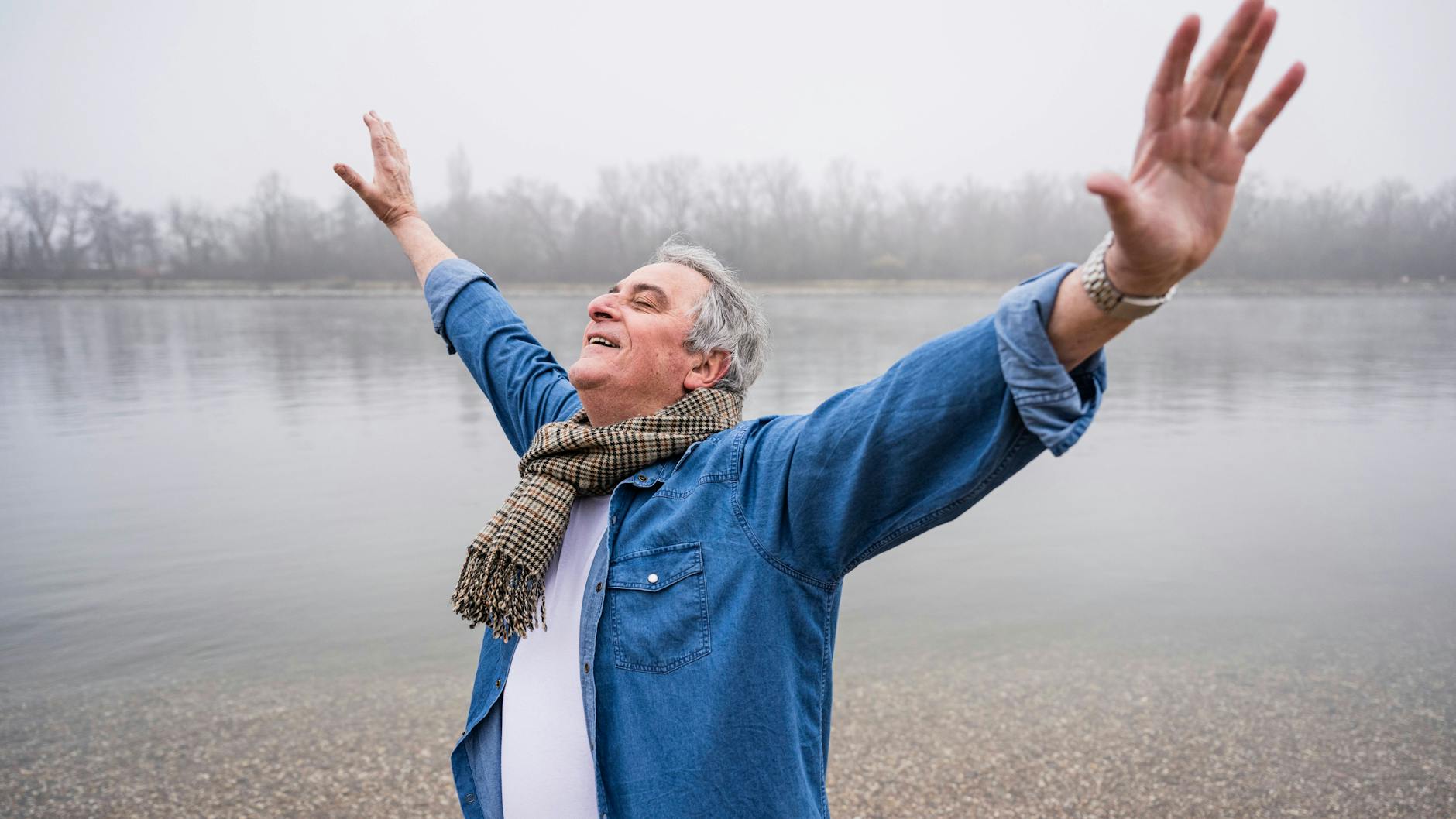 Ein Mann genießt seinen Ruhestand.