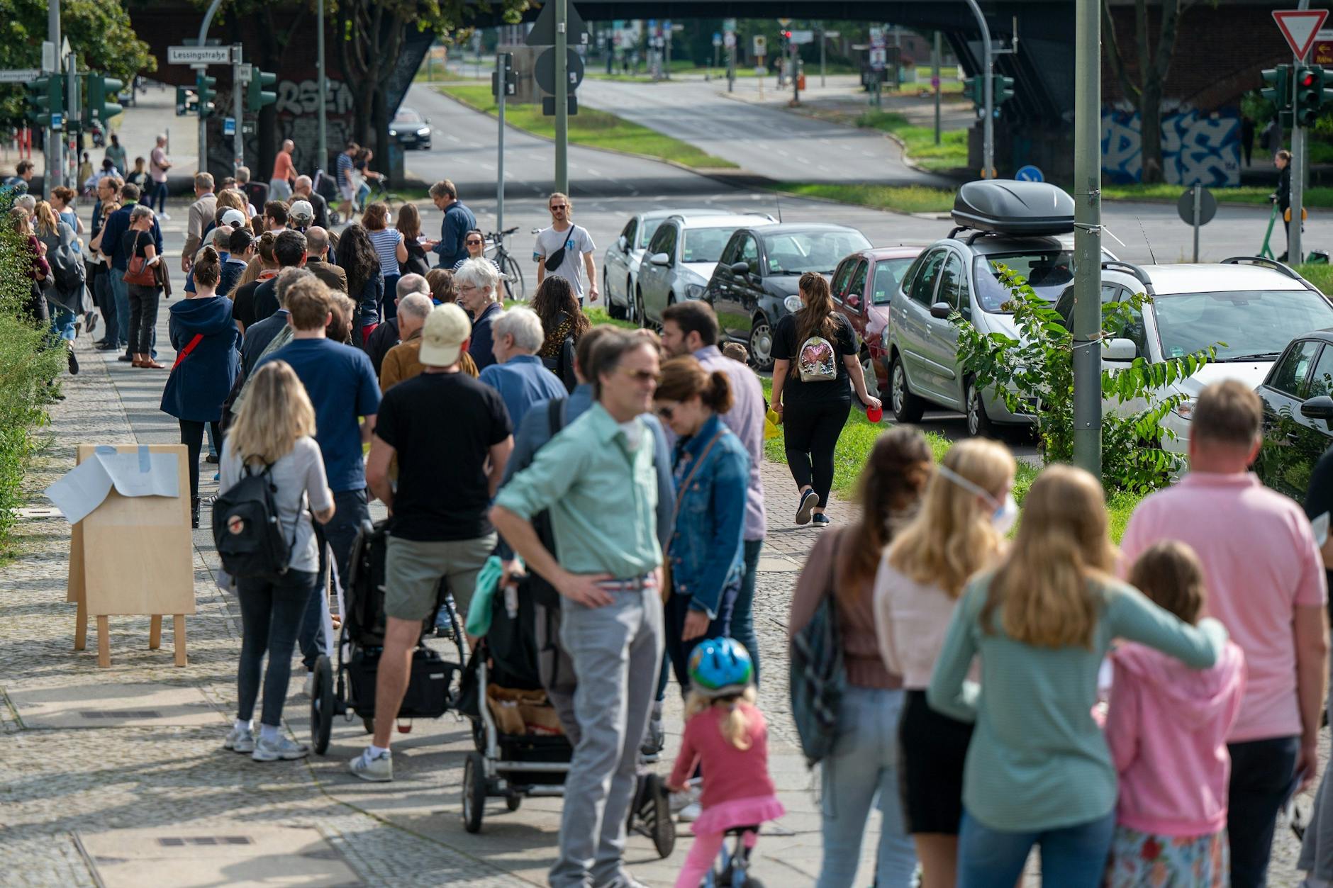 Warteschlangen am 26. September 2021 vor den Wahllokalen im Tiergarten-Gymnasium: Viele Bürger konnten nicht Stunden warten und wählten am Ende nicht.