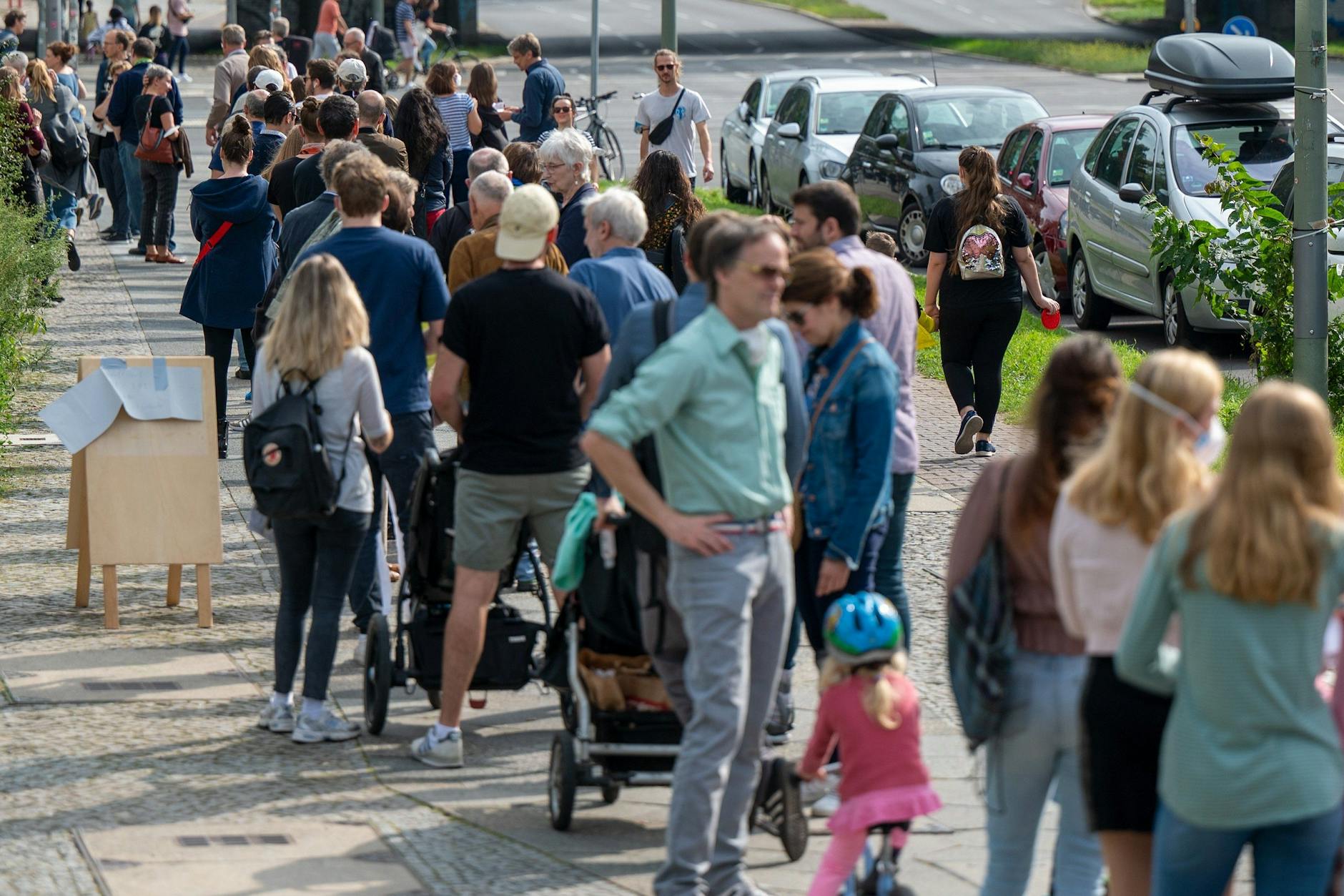 Warteschlange vor einem Wahllokal in Moabit: Die letzte Berlin-Wahl geriet zum Desaster.