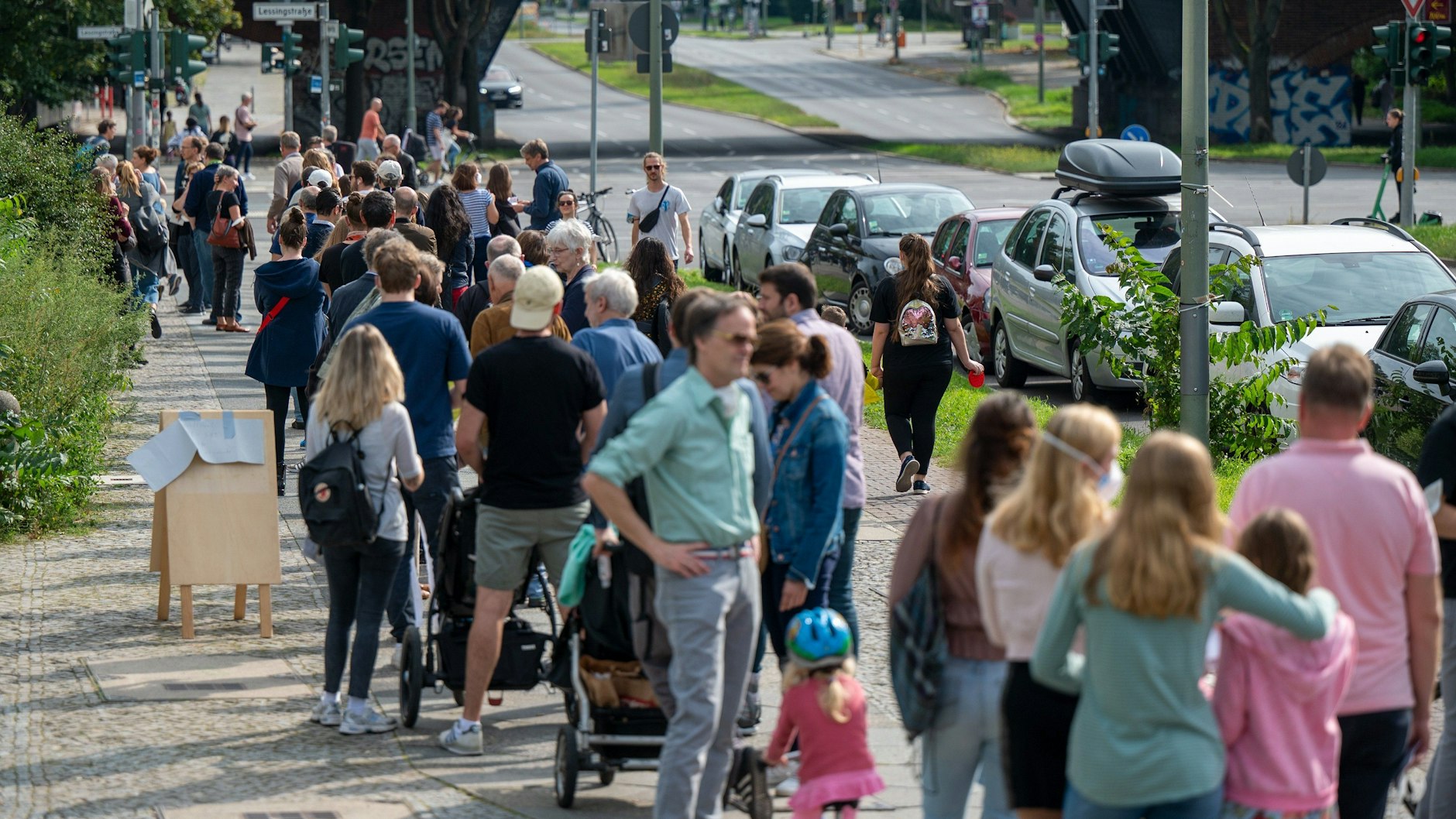 Zahlreiche Menschen stehen in einer langen Schlange vor den Wahllokalen im Tiergarten-Gymnasium in der Altonaer Straße.
