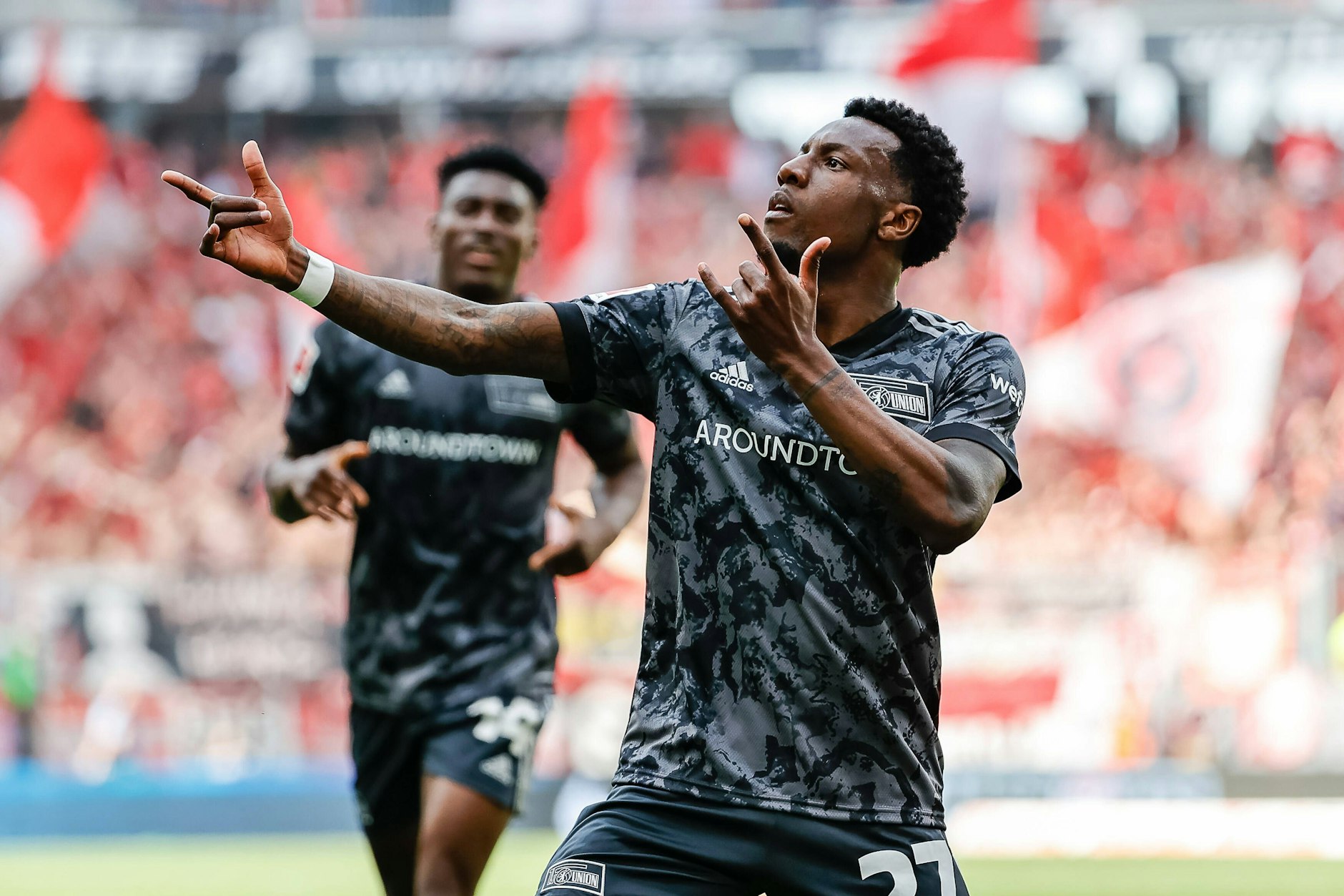 Torfreude bei Union-Stürmer Sheraldo Becker mit seinem typischen Spiderman-Jubel nach einem Treffer für die Eisernen