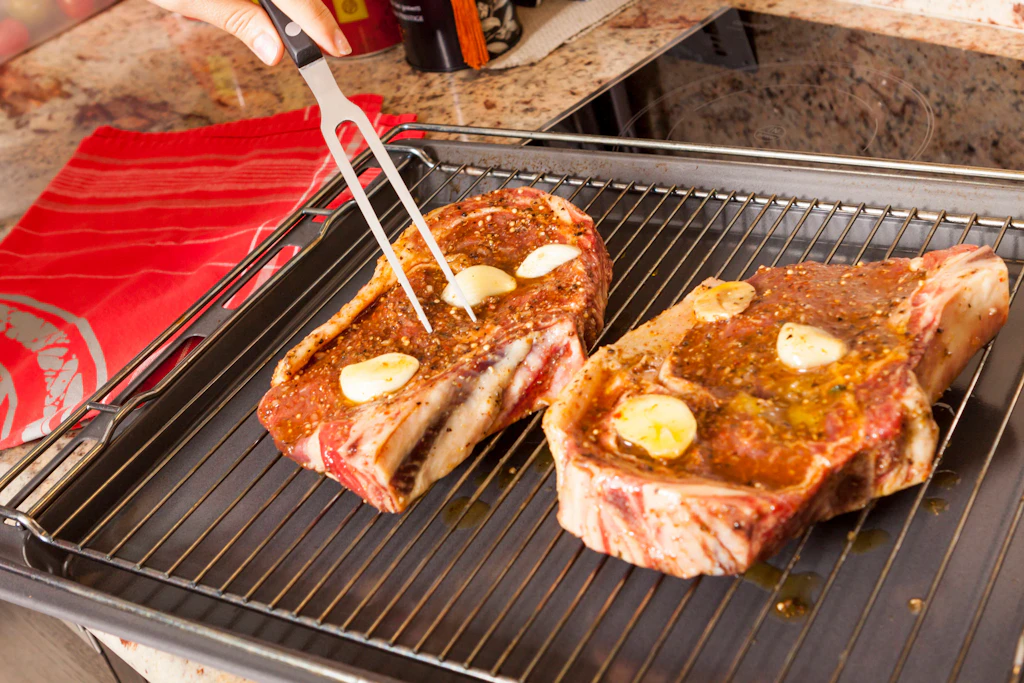 Mit Würze auf den Grill! Fleisch und Fisch richtig marinieren – die besten Tipps. Dazu drei leckere Rezepte für aromatische Marinaden mit Bier, Wodka oder Limette