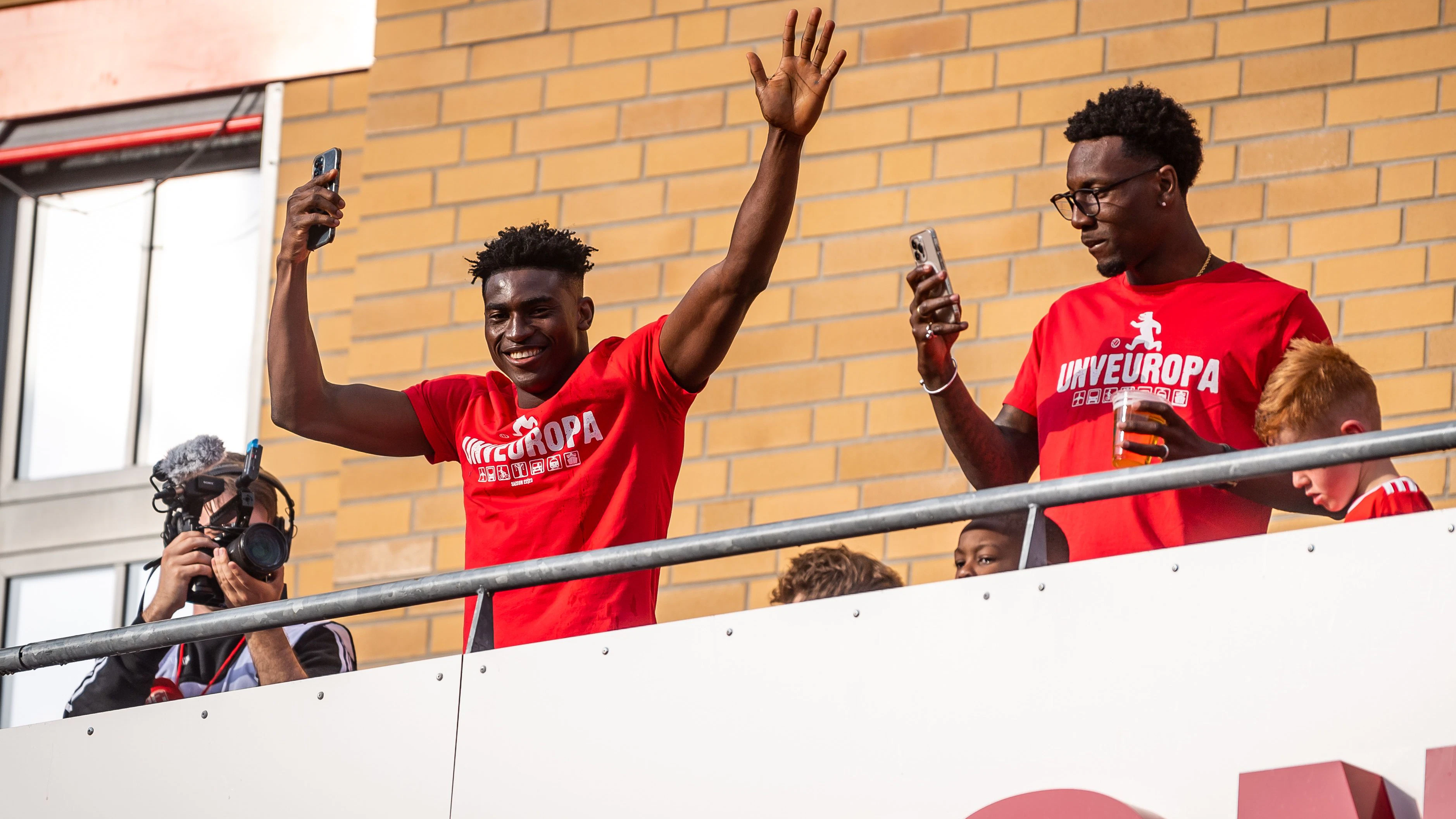 Taiwo Awoniyi (l.) und Sheraldo Becker bei der Saisonabschlussparty der Eisernen. Das Sturmduo ist das Tafelsilber des 1. FC Union.