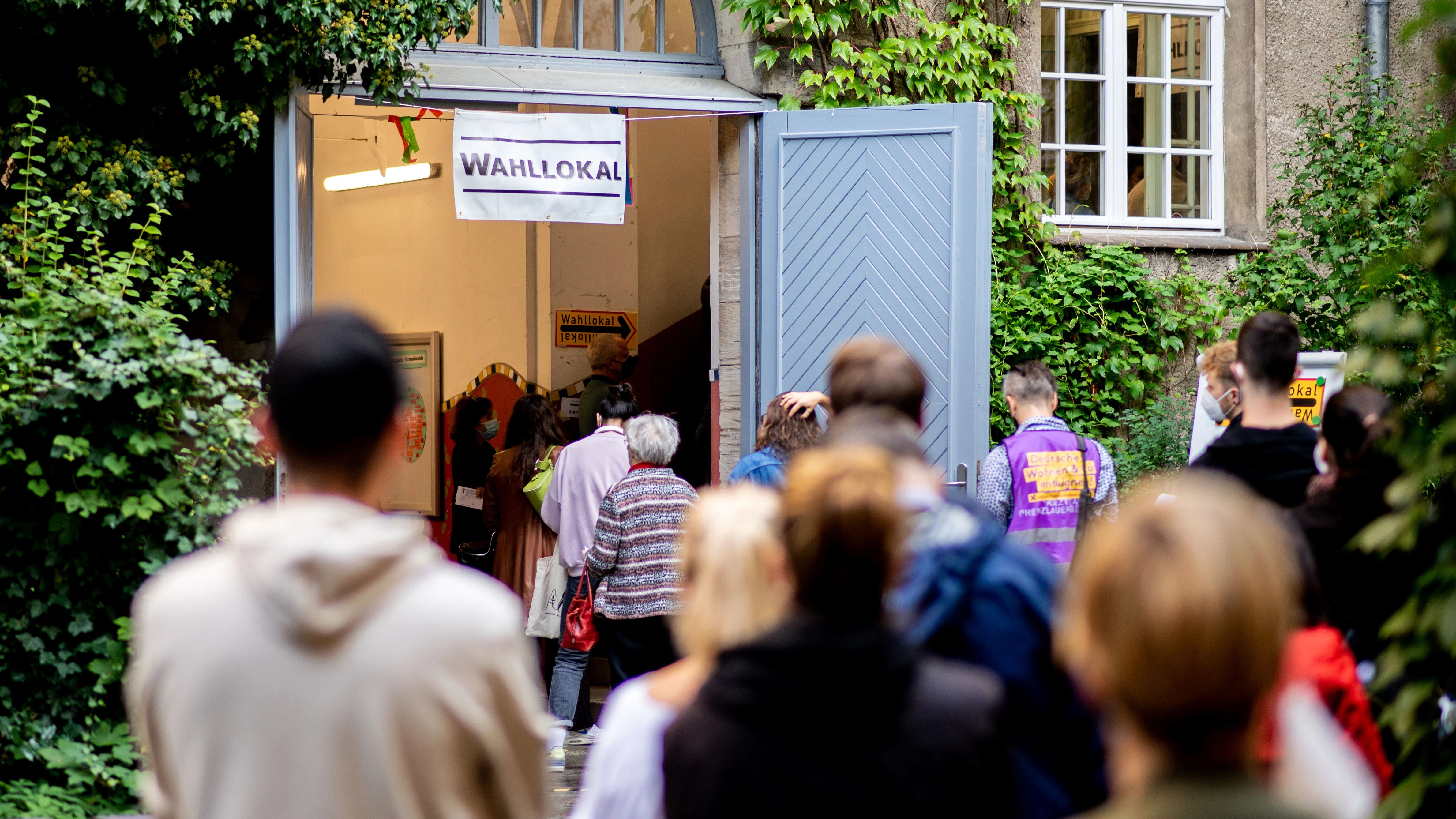 Bürger warten am 26. September 2021 im Stadtteil Prenzlauer Berg. Teilweise zogen Wahlvorstände Menschen aus Schlangen und bevorzugten sie bei der Wahl.