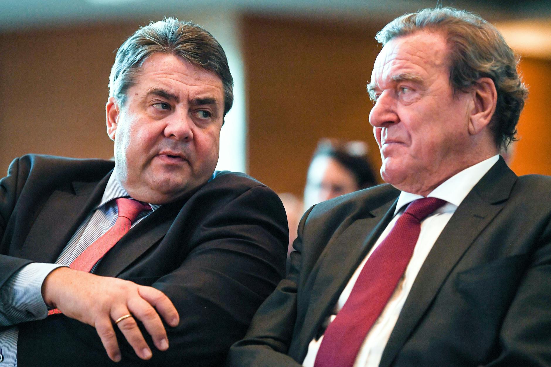 Genossen der Bosse: Sigmar Gabriel und Ex-Kanzler Gerhard Schröder (hier 2016) machten sich Feinde wegen ihrer Tätigkeiten nach der Amtszeit.
