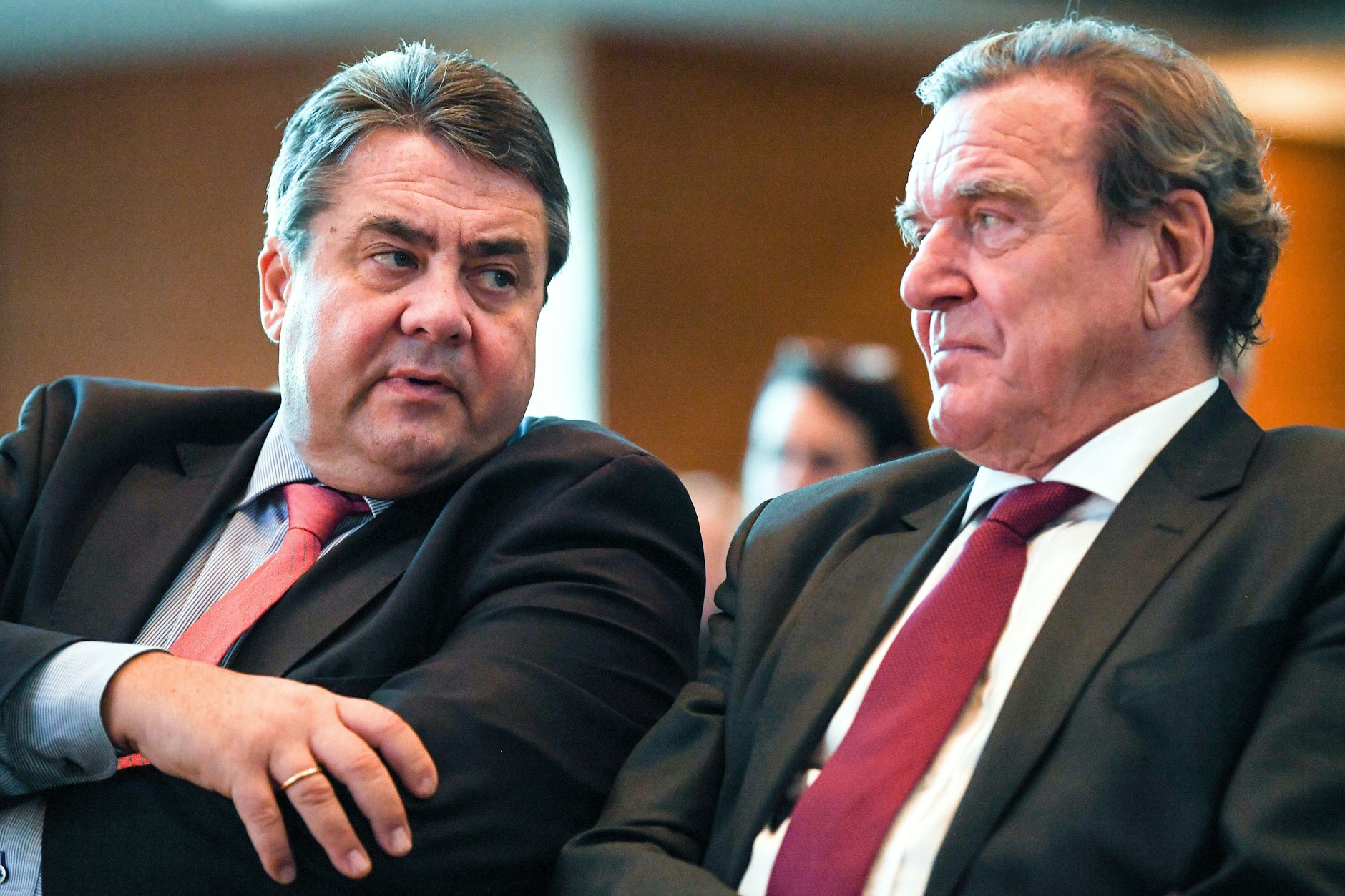 Genossen der Bosse: Sigmar Gabriel und Ex-Kanzler Gerhard Schröder (hier 2016) machten sich Feinde wegen ihrer Tätigkeiten nach der Amtszeit.