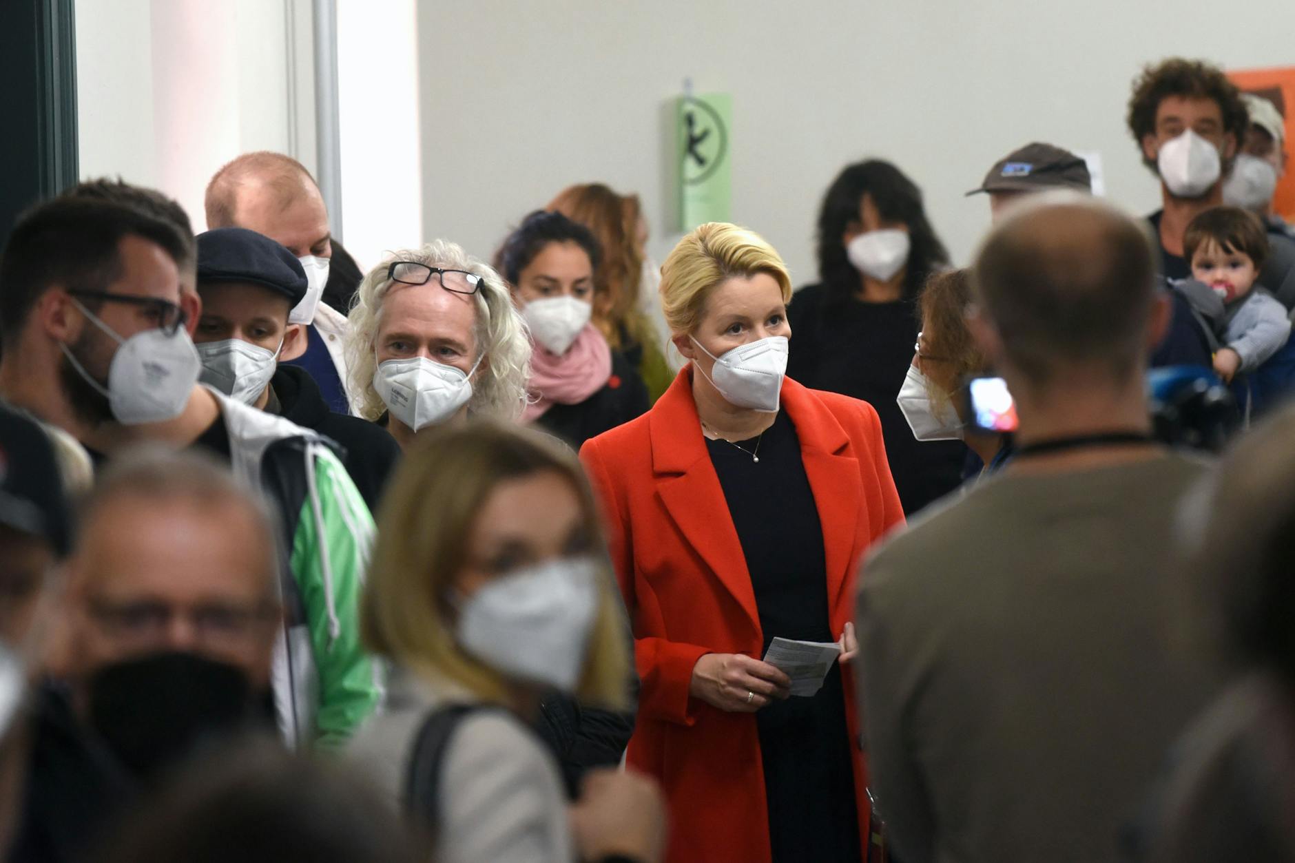 Auch Franziska Giffey (SPD) wählte in einem sehr vollen Wahllokal.