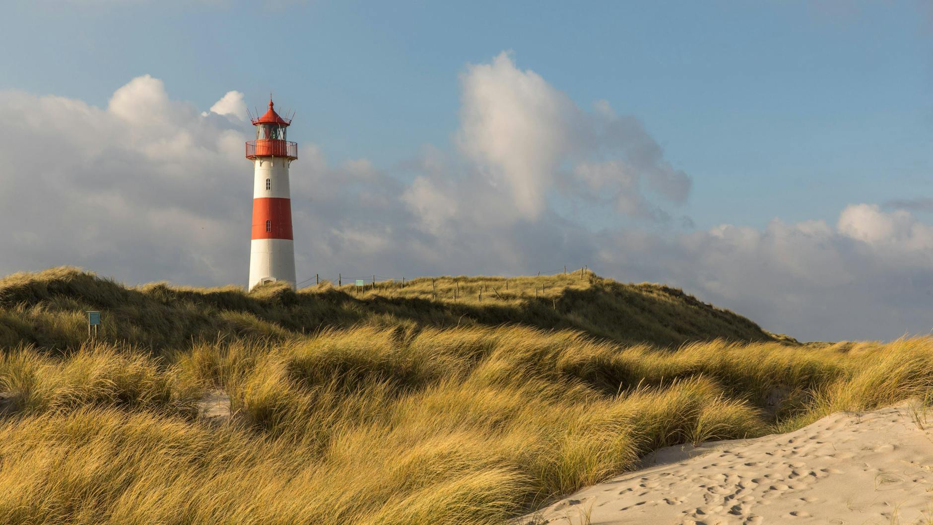 Leuchtturm List Ost in den Dünen bei List auf Sylt.