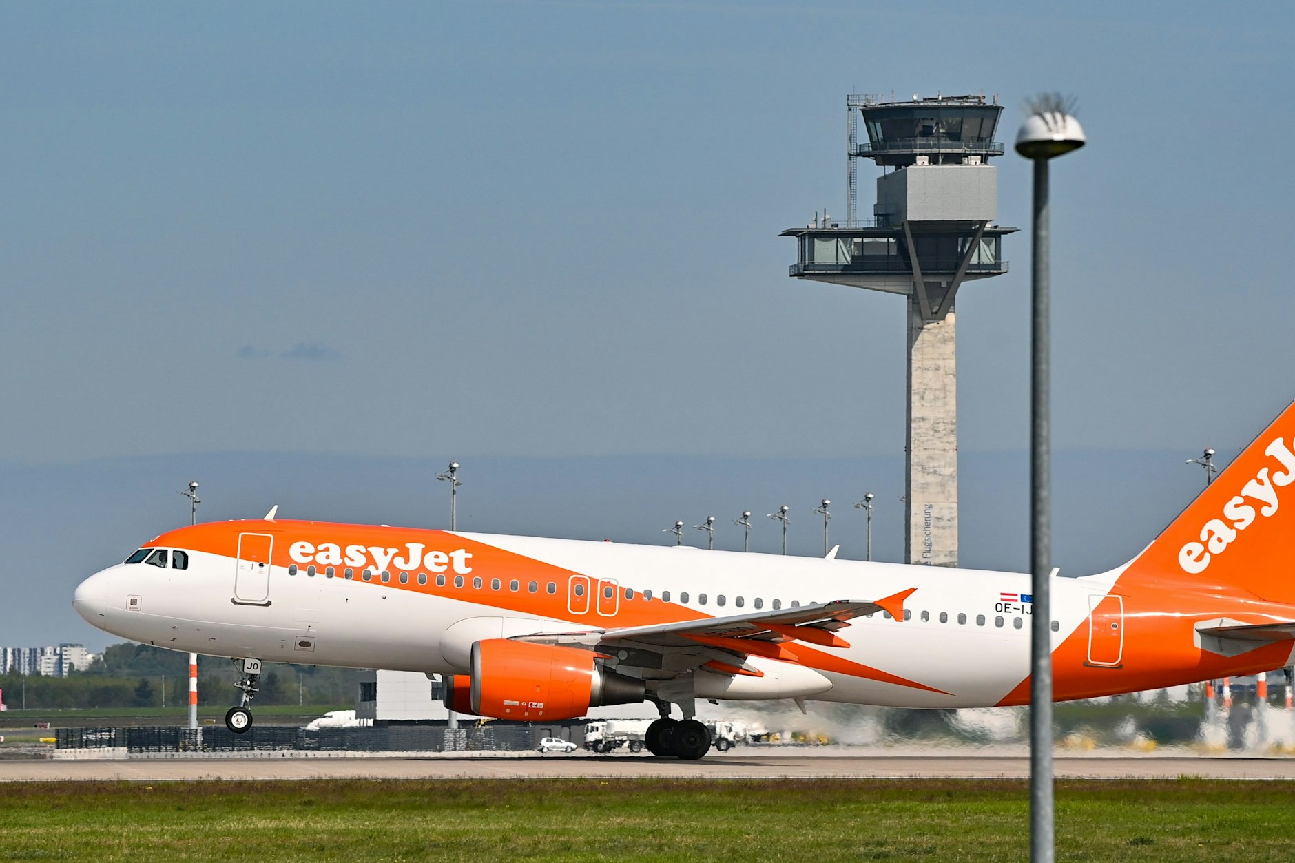 Ein Passagierflugzeug der Fluggesellschaft Easyjet startet von der Südbahn am Hauptstadtflughafen BER. Künftig sollen es weniger Flieger sein.
