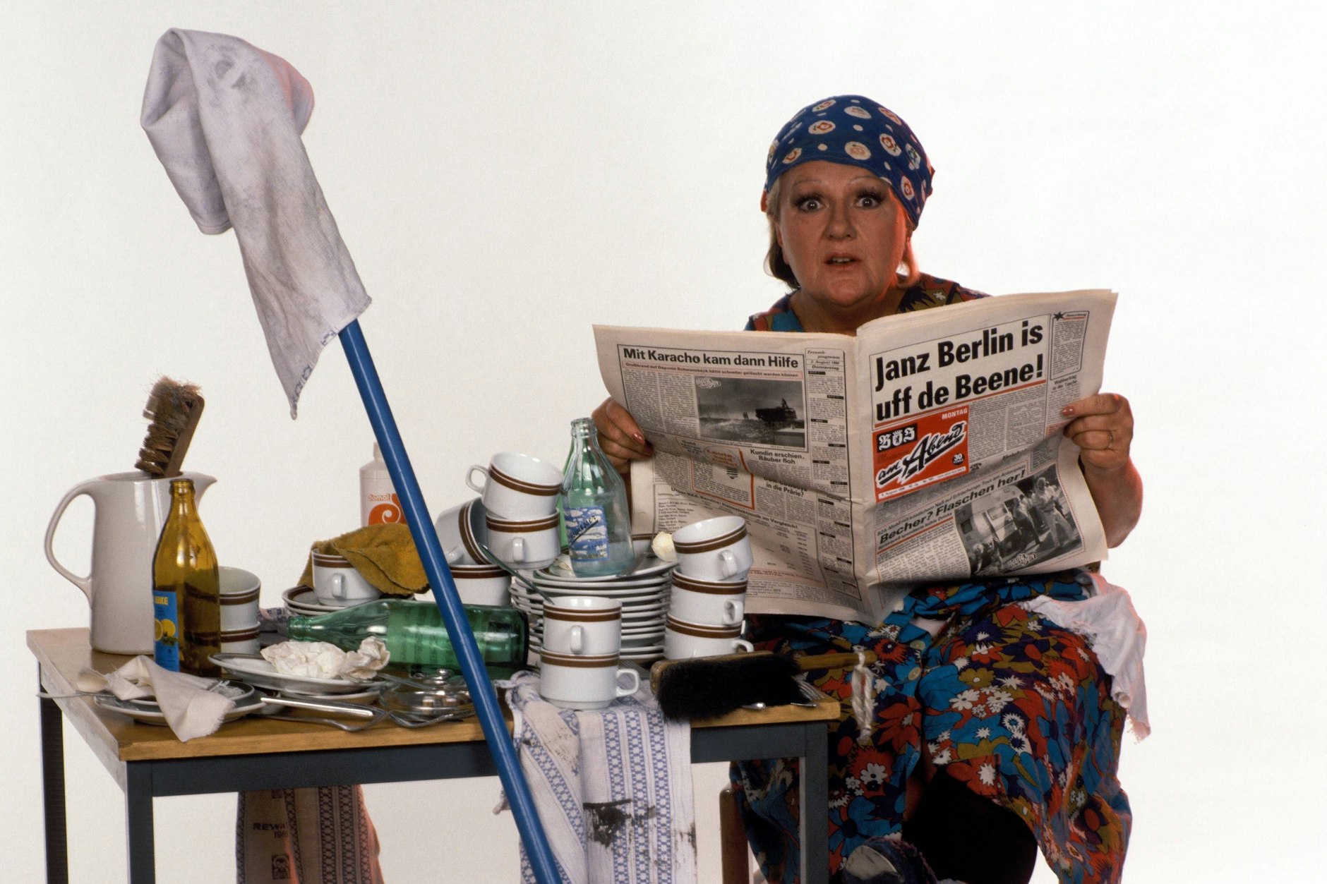 Mit Kopftuch und Kittelschürze in ihrer Rolle als Traudel Schulze: Die große DDR-Entertainerin Helga Hahnemann (1937–1991) war ein Berliner Original mit Herz und Schnauze.