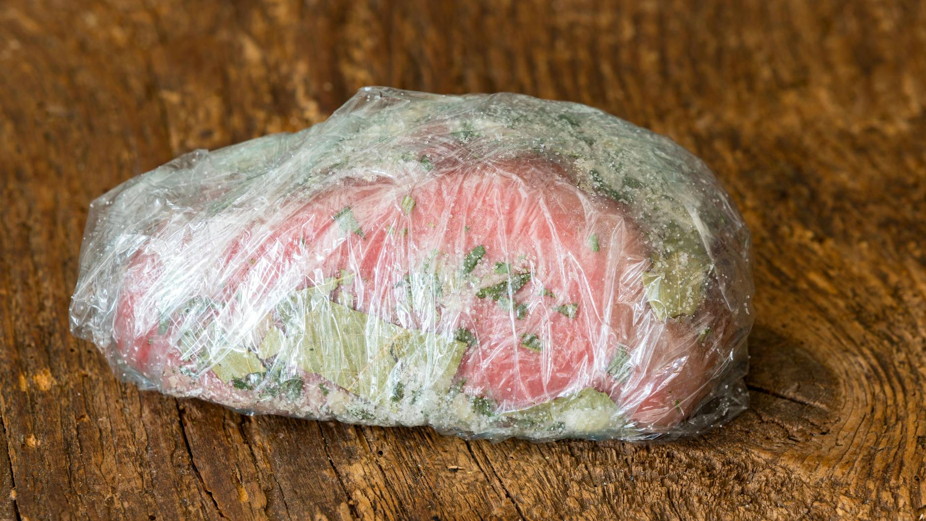 Mariniertes Fleisch oder Fisch kann man in einen Gefrierbeutel geben. Dann muss das marinierte Grillgut im Kühlschrank ziehen.