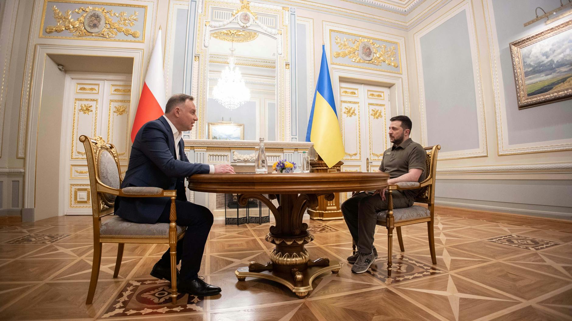 Der polnische Präsident Andrzej Duda im Gespräch mit dem ukrainischen Präsidenten Wolodymyr Selenskyj in Kiew.