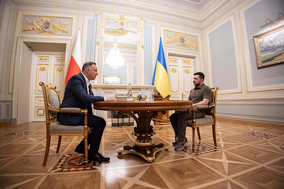 Der polnische Präsident Andrzej Duda im Gespräch mit dem ukrainischen Präsidenten Wolodymyr Selenskyj in Kiew.