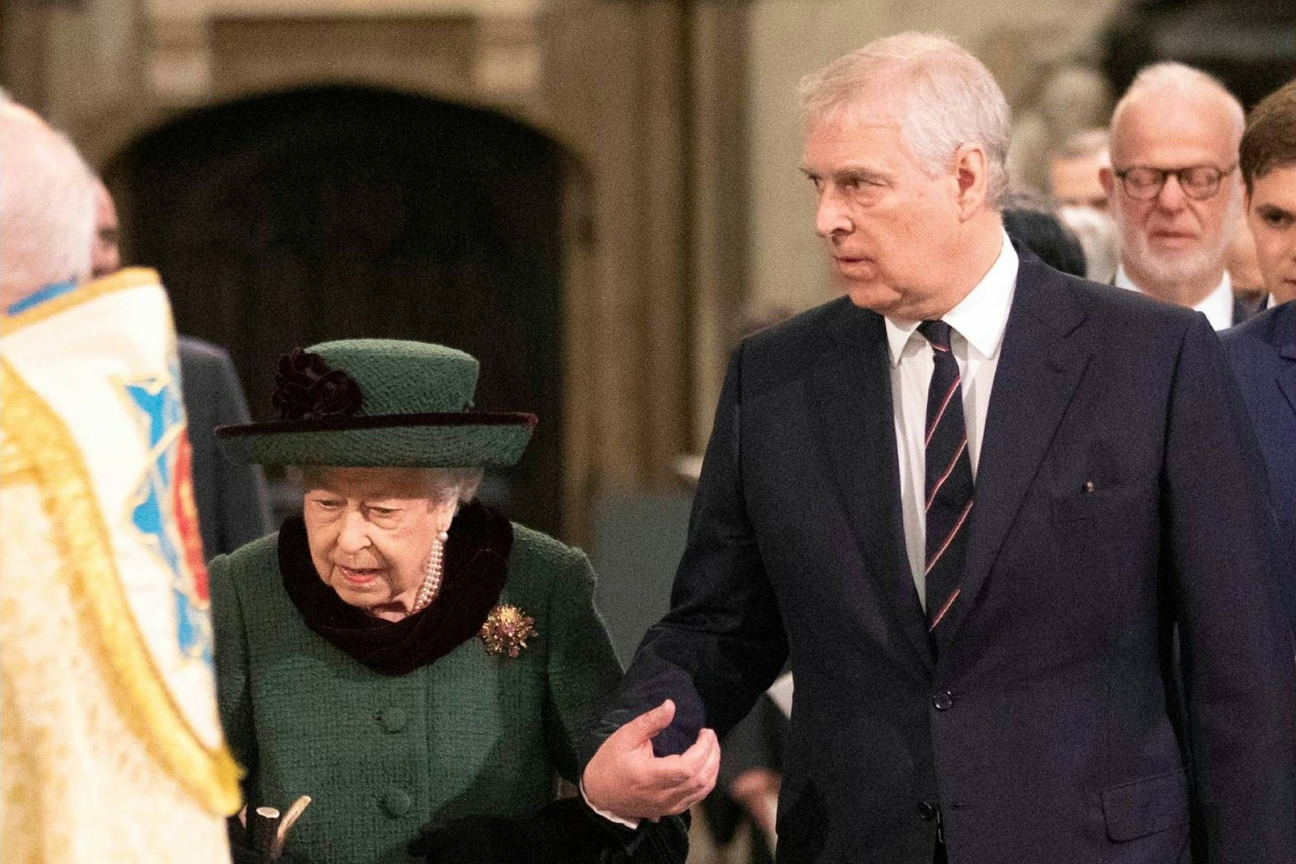 Prinz Andrew begleitet seine Mutter Queen Elizabeth bei der Gedenkfeier für Prinz Philip.