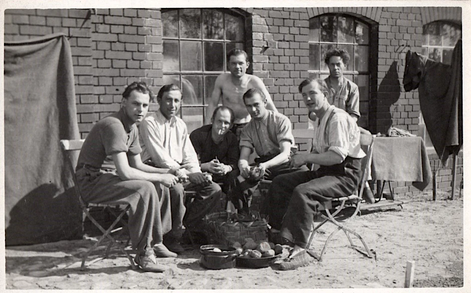 Berlin-Köpenick 1943: Josefs Vater sitzt auf dem Stuhl ganz rechts. Das Foto wurde wahrscheinlich aufgenommen in der Wendenschloßstraße 290.