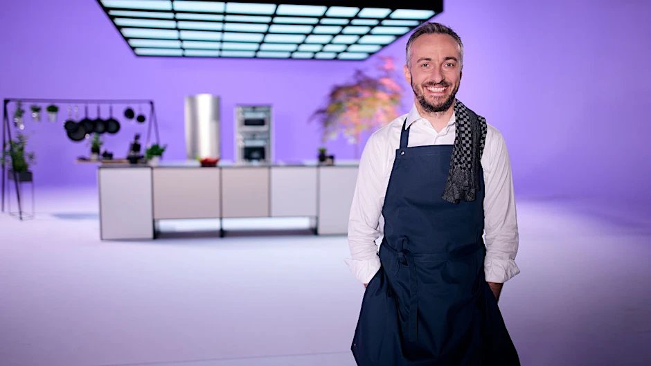Jan Böhmermann in der Küche von „Böhmi brutzelt“.