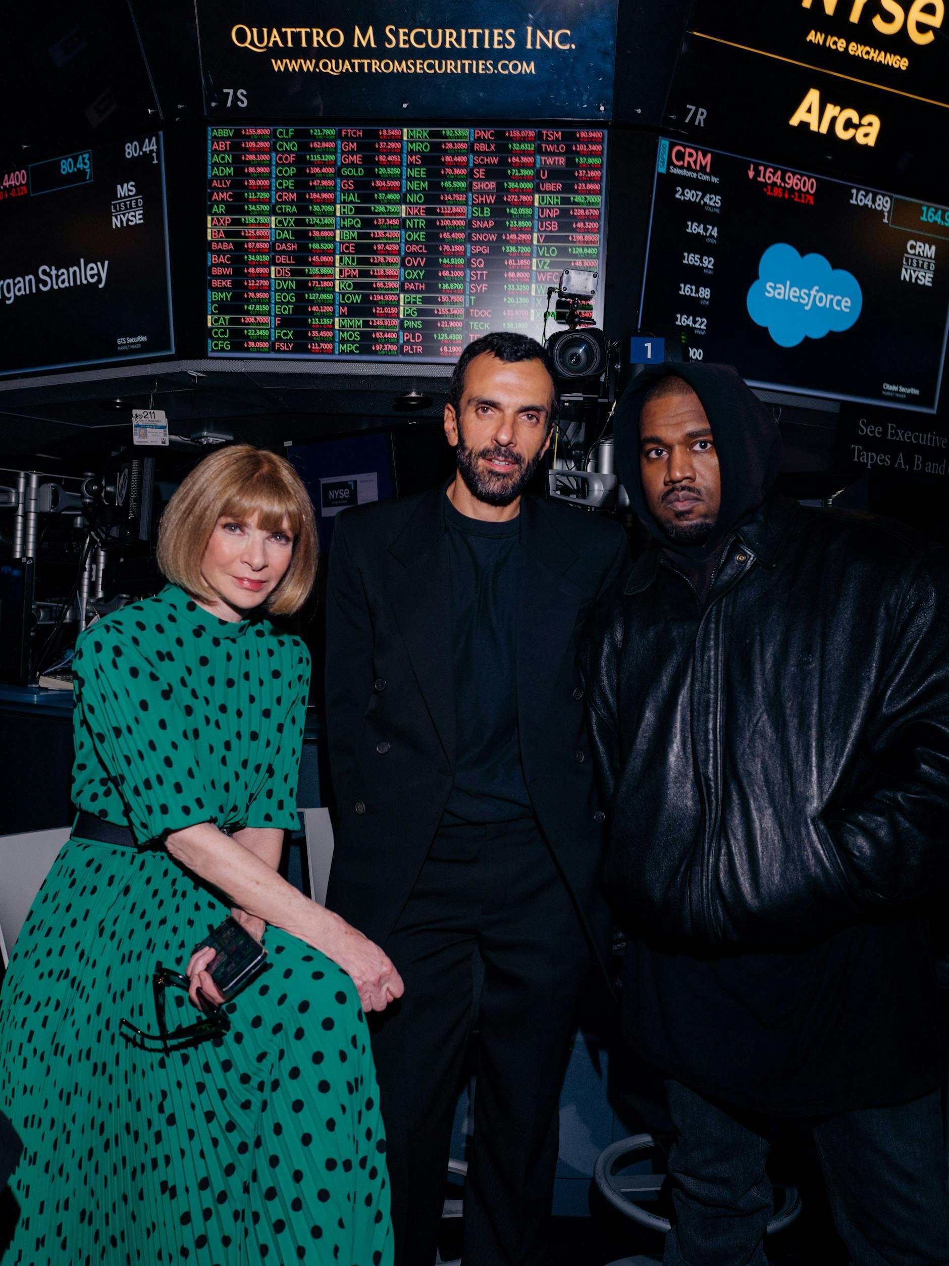 Balenciaga-CEO Cédric Charbit, flankiert von Anna Wintour und Kanye West. Kim Kardashian was diesmal nicht zugegen.