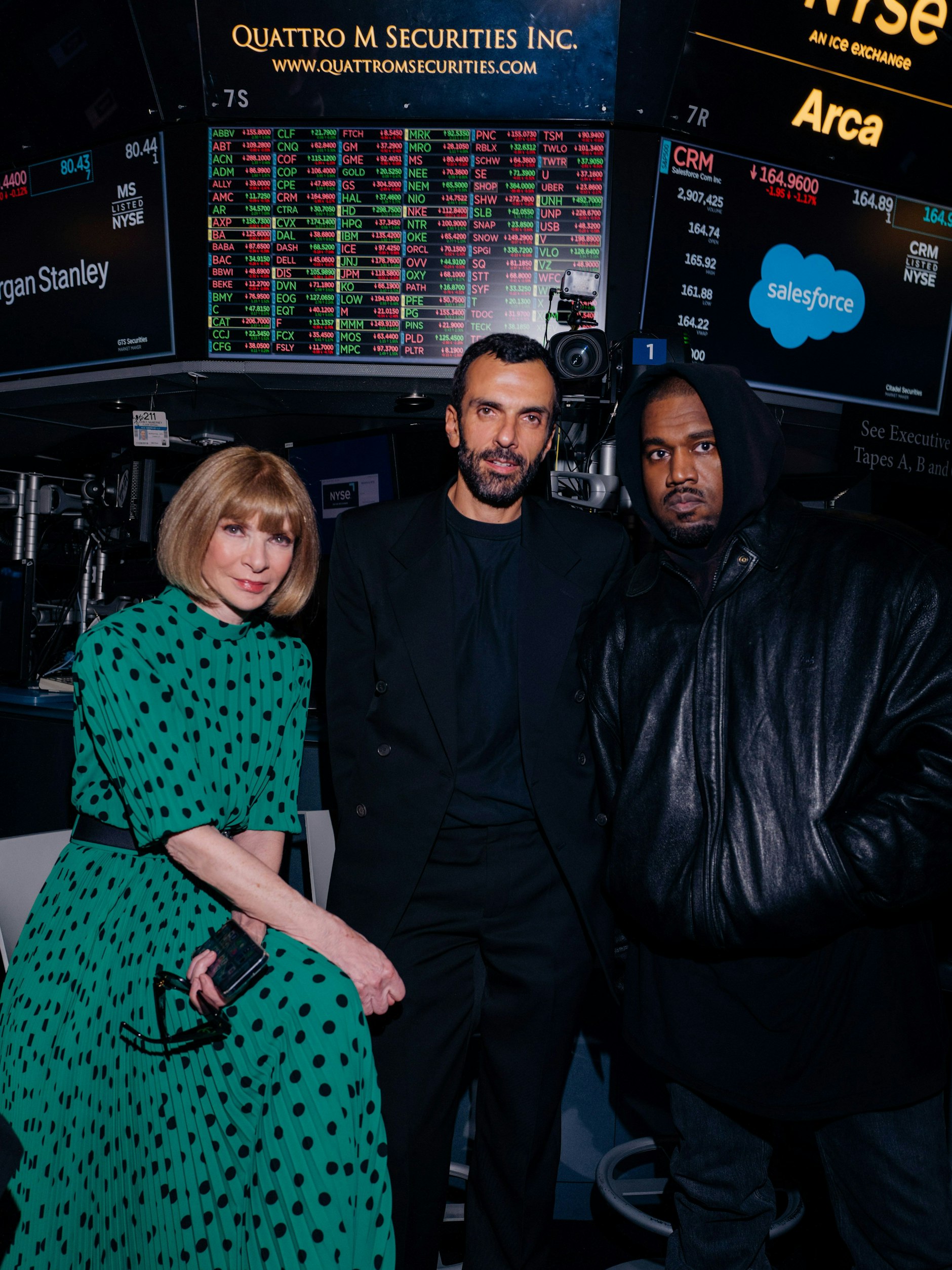 Balenciaga-CEO Cédric Charbit, flankiert von Anna Wintour und Kanye West. Kim Kardashian was diesmal nicht zugegen.