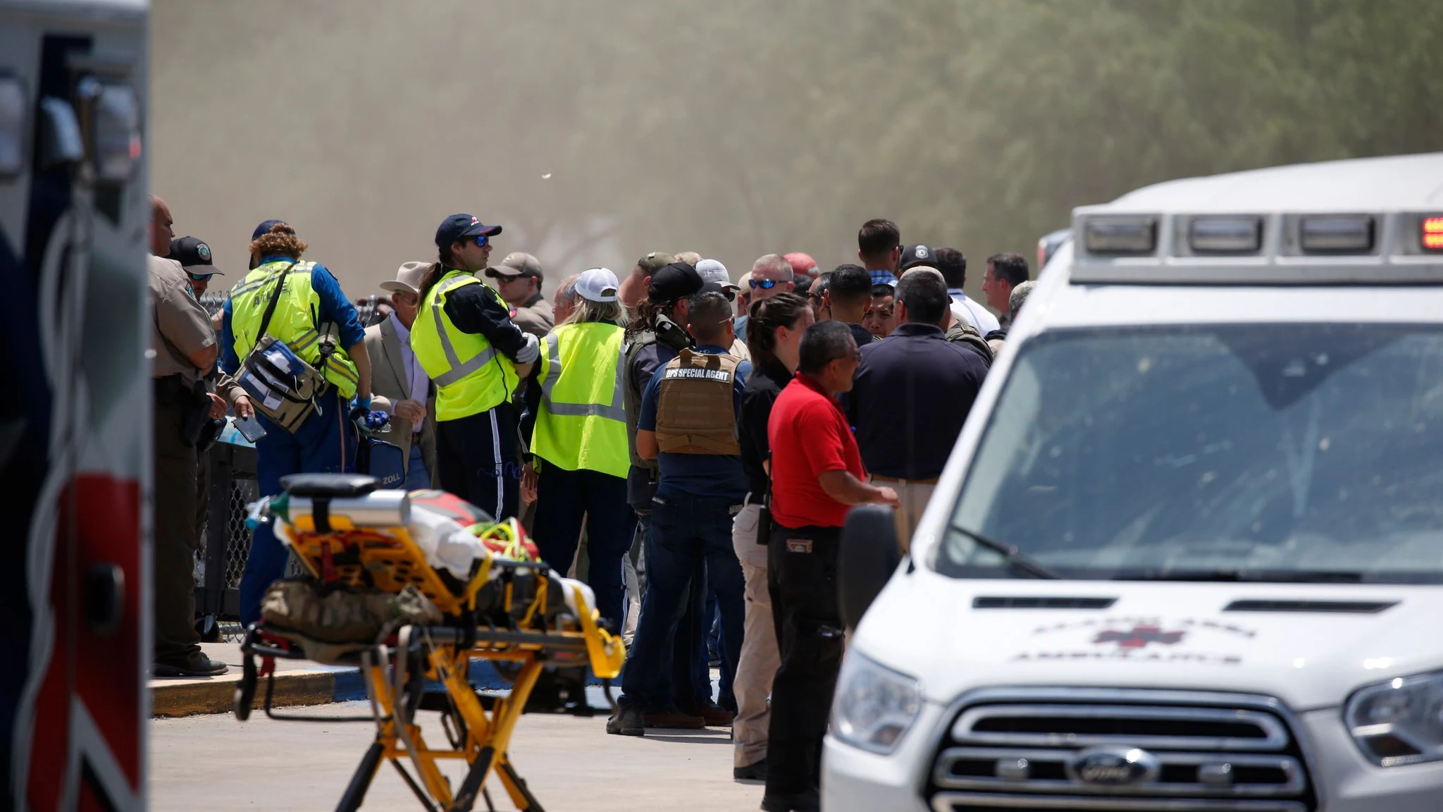 Einsatzkräfte an der Grundschule in Uvalde. Foto: /AP/dpa