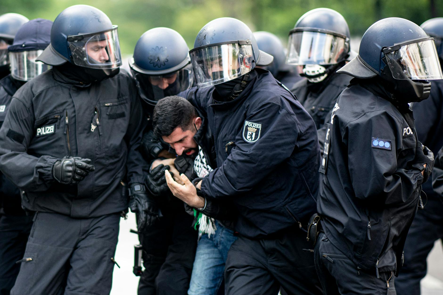 Die Polizei hält einen Teilnehmer der Demonstration verschiedener palästinensischer Gruppen in Neukölln fest.