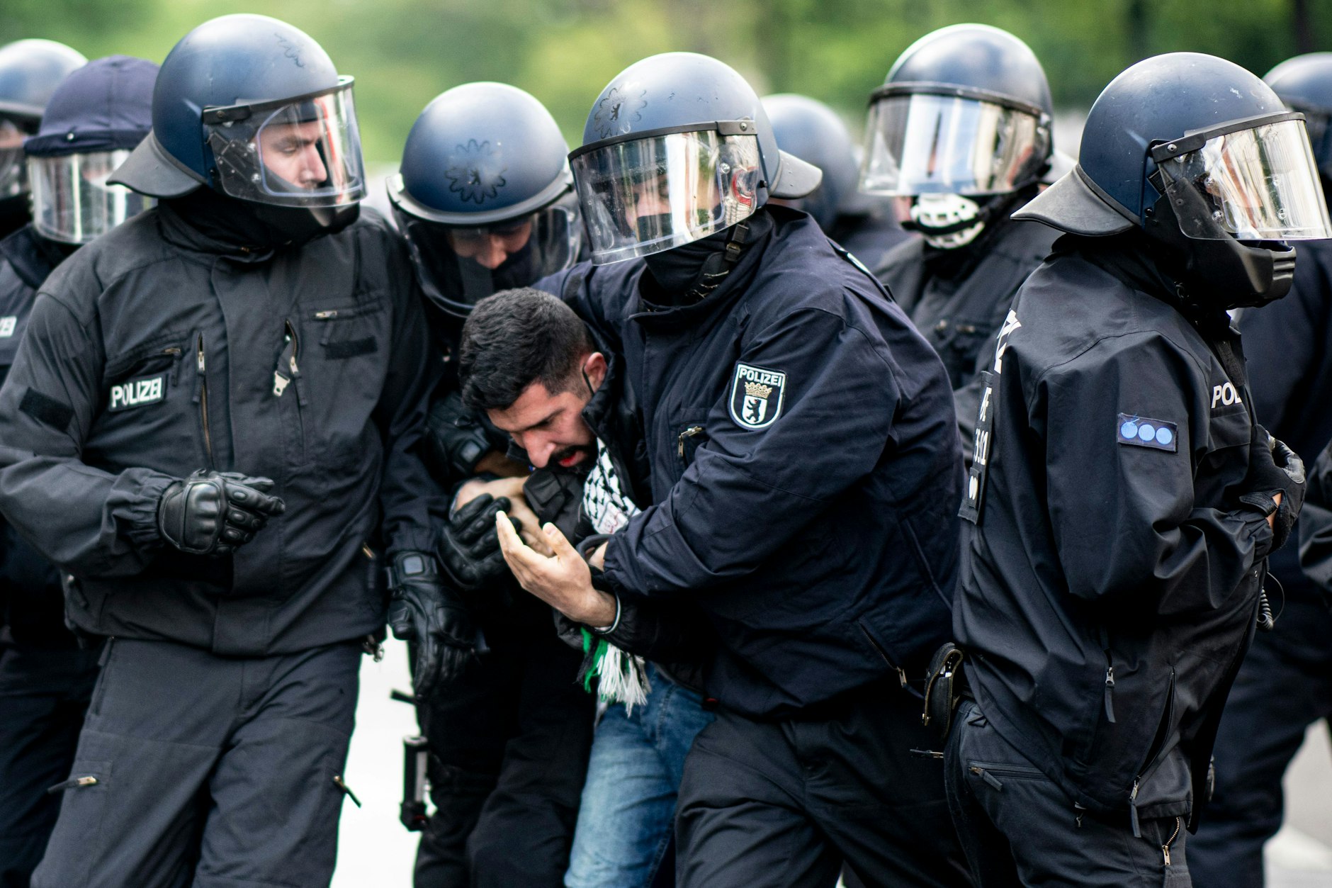 Die Polizei hält einen Teilnehmer der Demonstration verschiedener palästinensischer Gruppen in Neukölln fest.