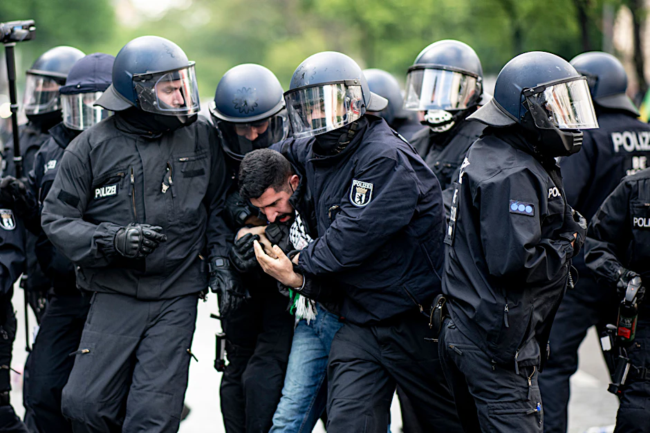 Die Polizei hält einen Teilnehmer der Demonstration verschiedener palästinensischer Gruppen in Neukölln fest.