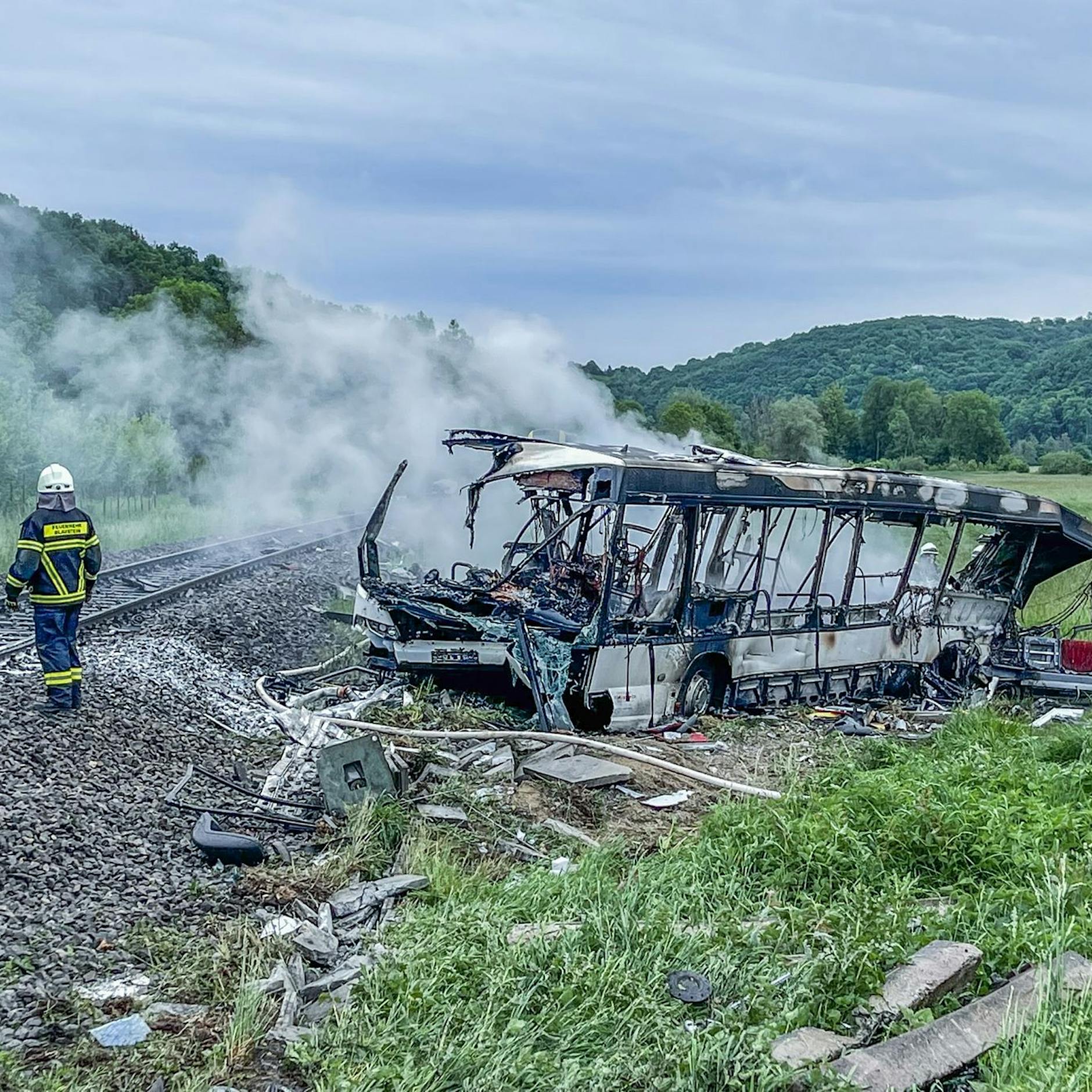 Zug rammt Linienbus: Viele Verletzte bei schwerem Unfall bei Ulm!