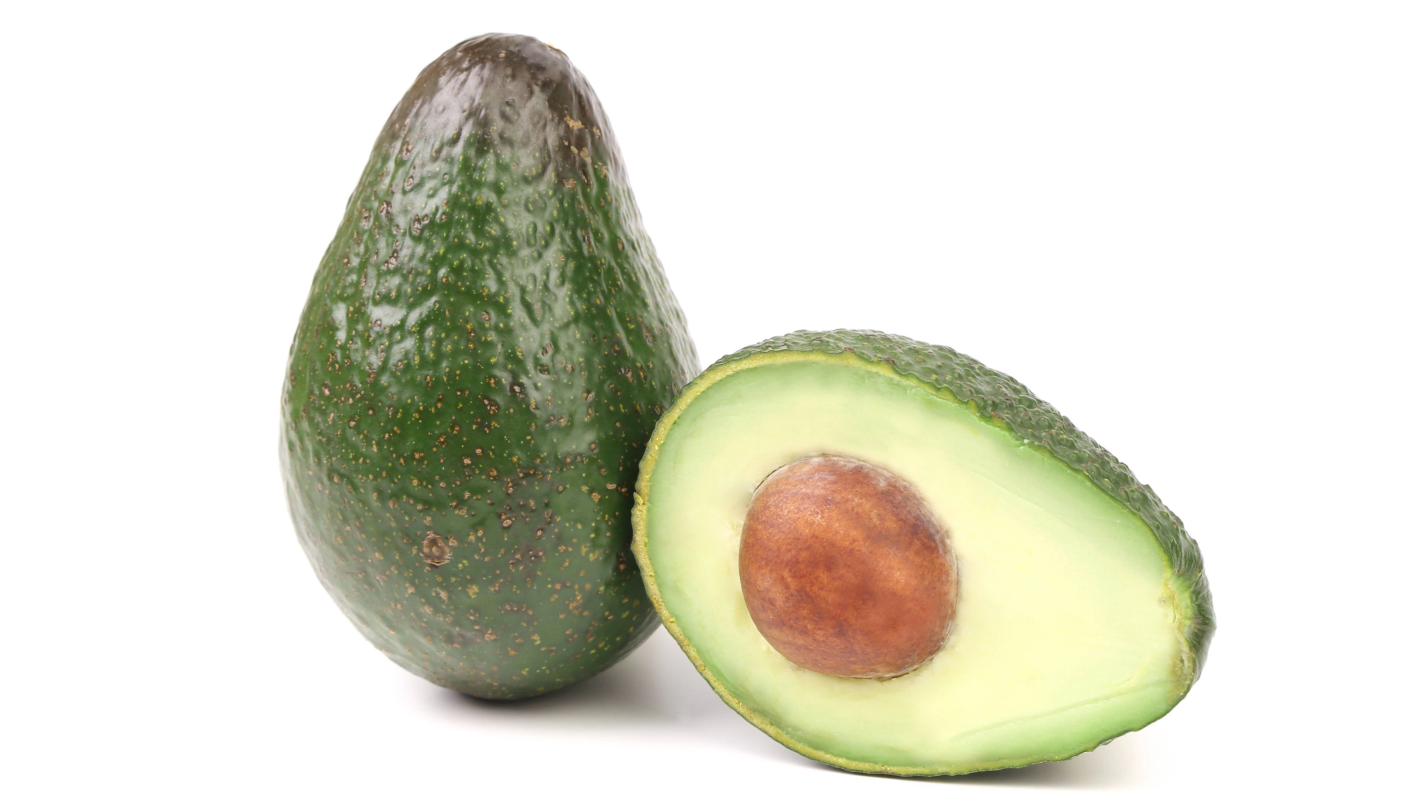 Die Avocados müssen halbiert werden, dann Kern und Fruchtfleisch auslösen. Letzteres klein schneiden und unter die Zitronensoße heben.