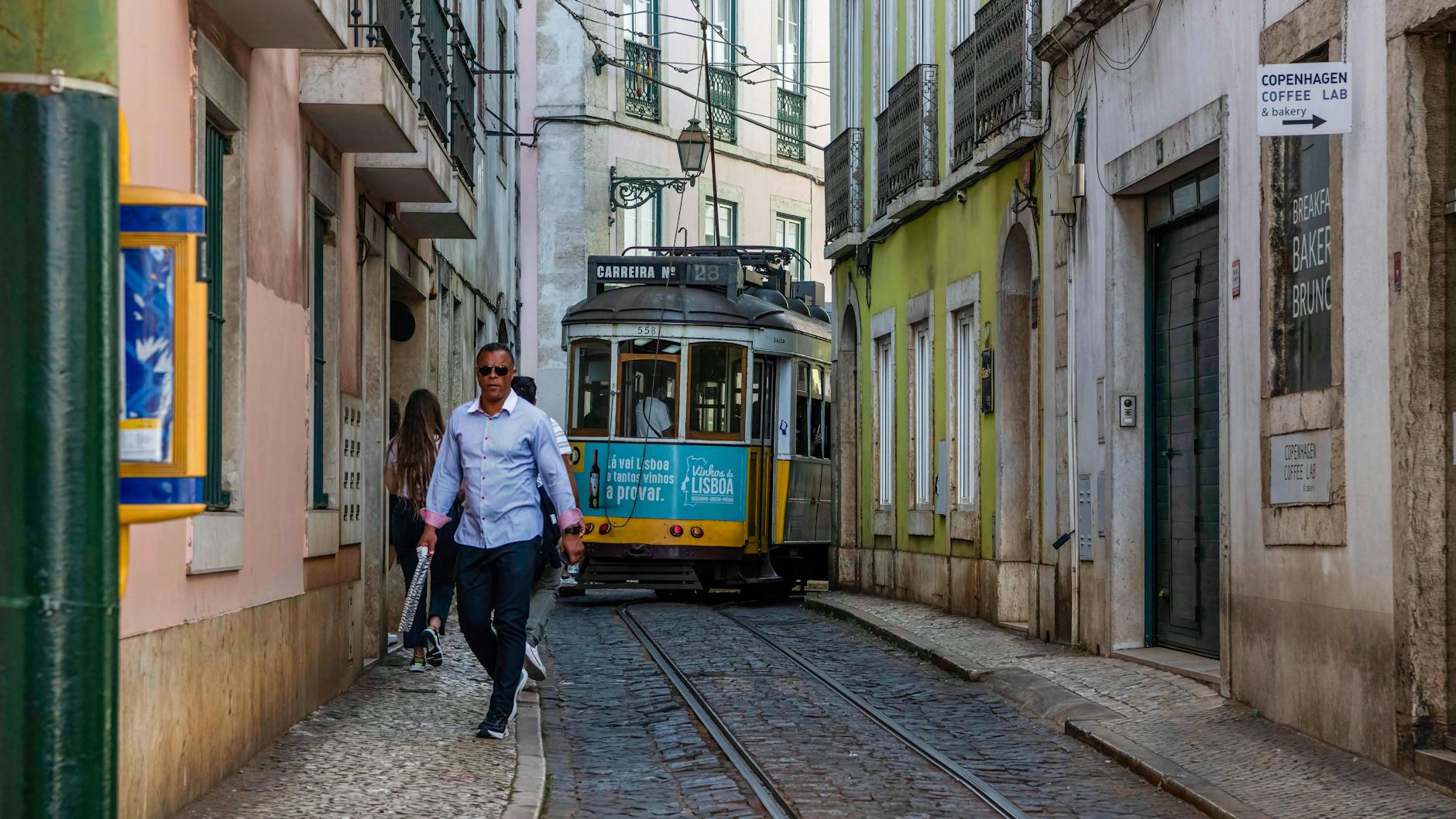 Passanten in Lissabon. In Portugal steigen die Corona-Zahlen wieder.
