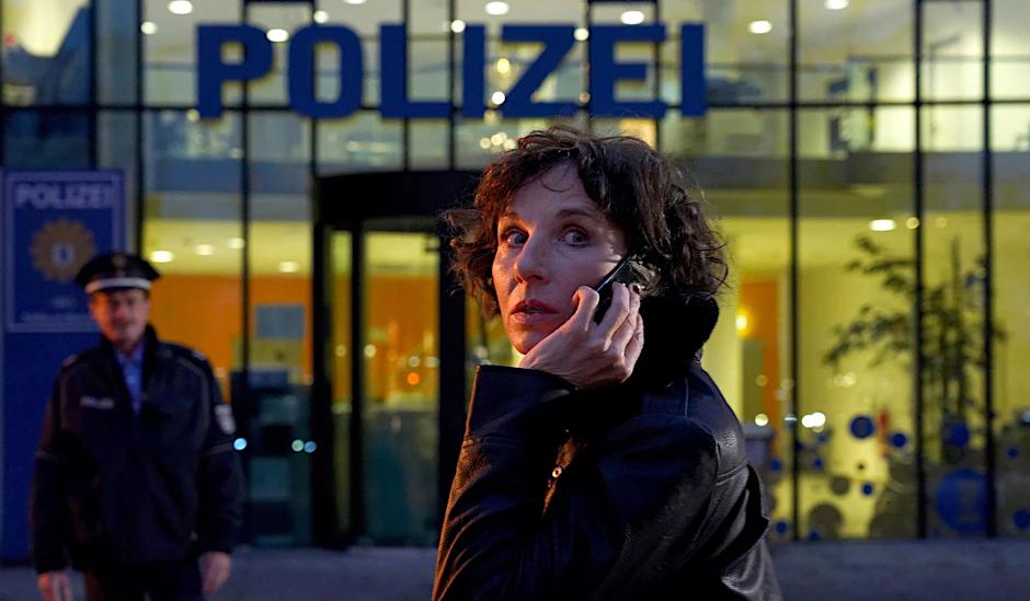 Nina Rubin (Meret Becker) in einer Szene des ARD-Krimis «Tatort - Das Mädchen, das allein nach Haus' geht» vom vergangenen Sonntag. Meret Becker ist beim Berliner&nbsp; «Tatort» nicht mehr dabei. Sie hat sich mit einem dramatischen Finale verabschiedet.