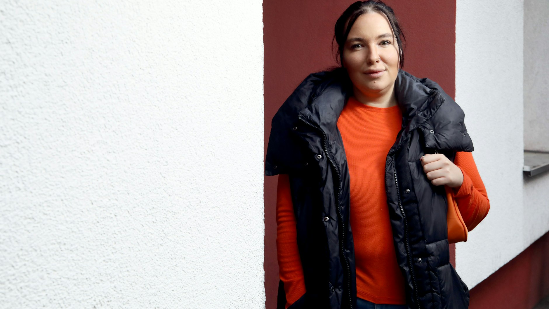 Melly A. in einem Hauseingang in einer Seitenstraße der Sonnenallee in Neukölln.