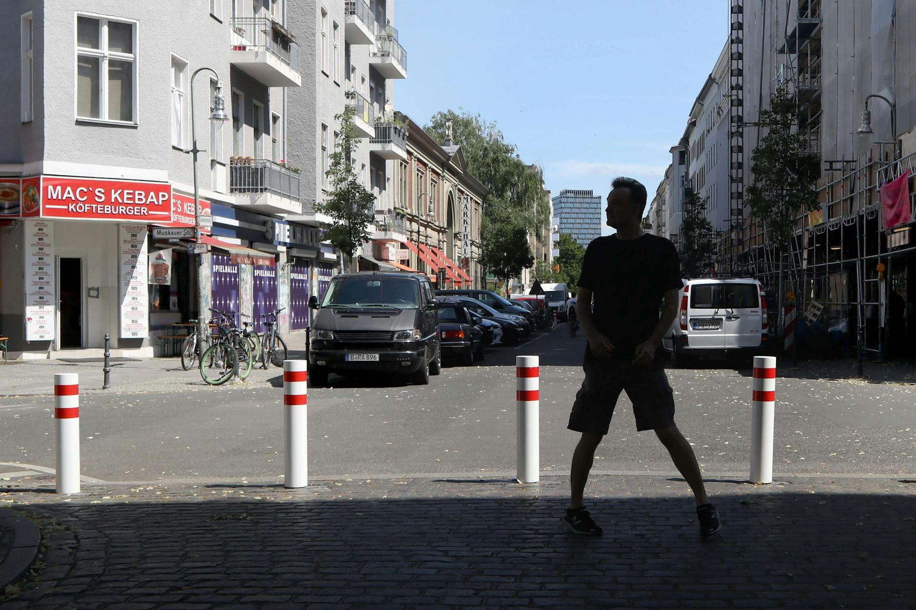 Poller am Lausitzer Platz in Kreuzberg. Fußgänger und Radfahrer können passieren, Autos nicht: Die Sperre soll den Durchgangsverkehr aus dem Wohnviertel draußen halten.