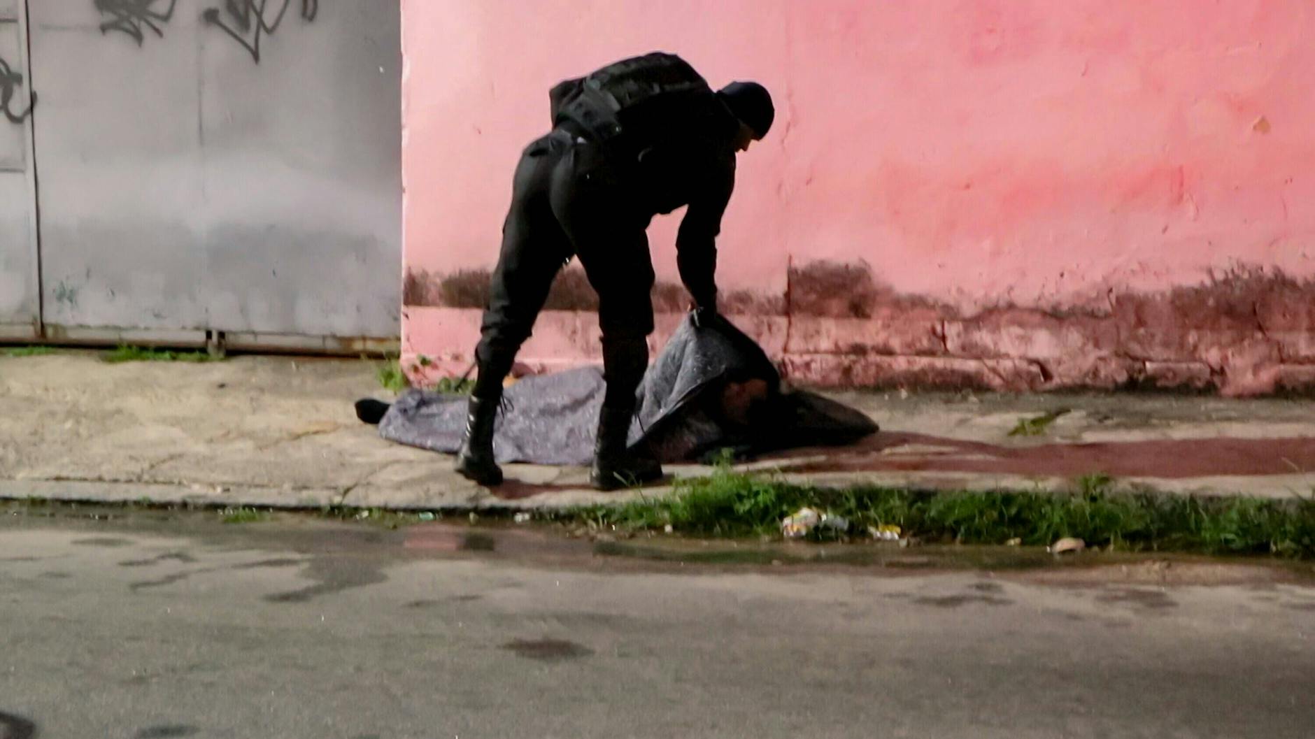 Eine Szene aus dem Einsatz in der Favela Vila Cruzeiro am Dienstagnacht