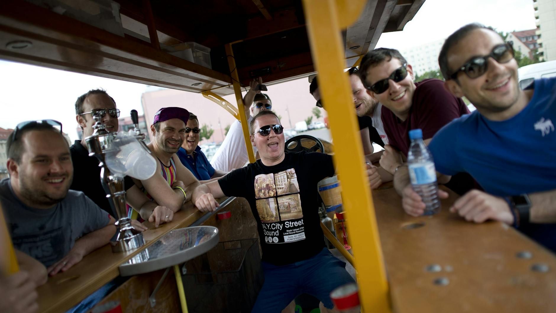 Am Herrentag wird rein gar nichts gefeiert. Das aber wiederum kann man vortrefflich auf einem Bierbike tun, bevor man die Kontrolle über sich und seinen Mageninhalt verliert.