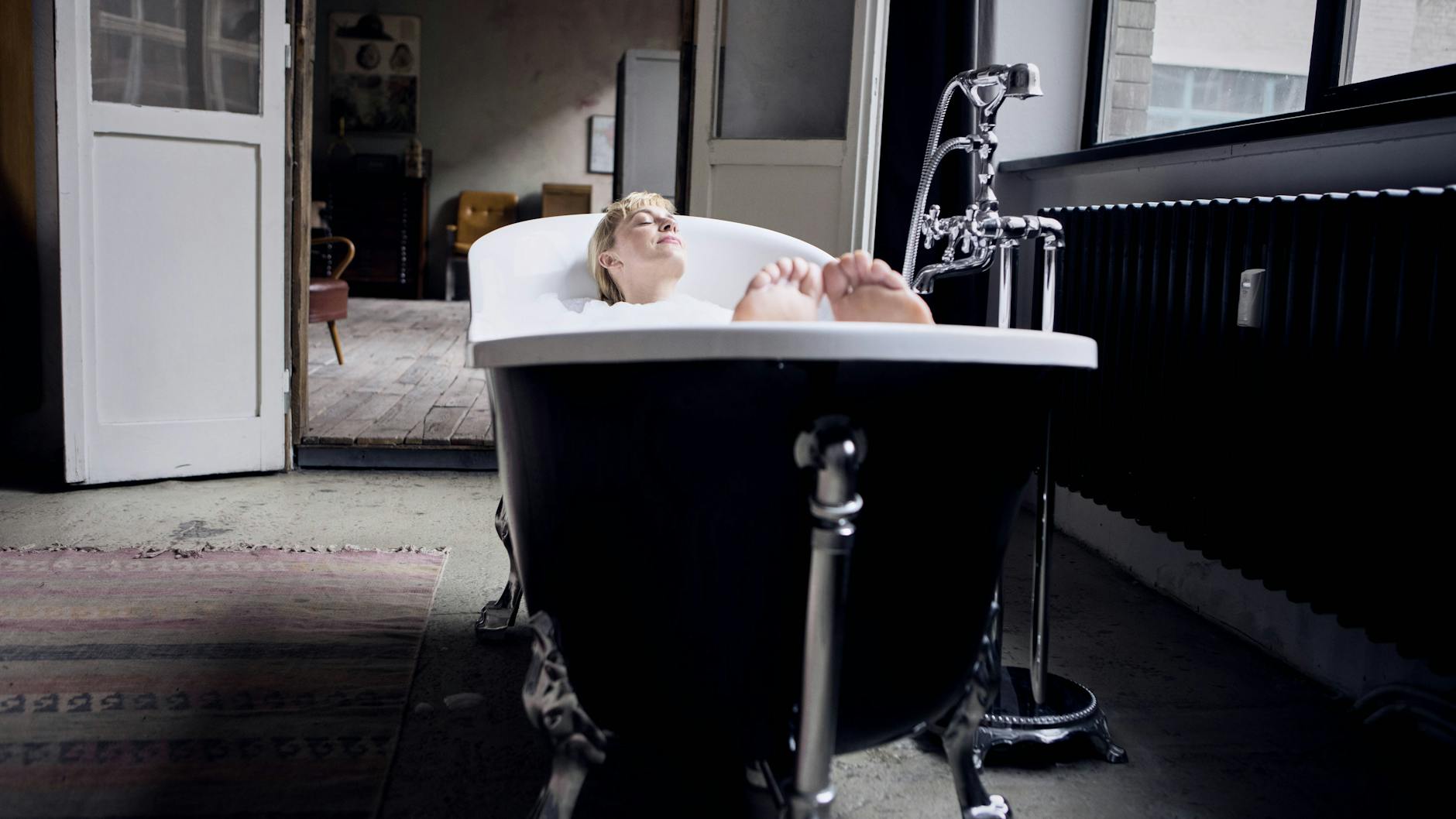 Frauen sollten ihren Intimbereich am besten nur mit warmem Wasser waschen, raten Ärzte (Symbolbild).