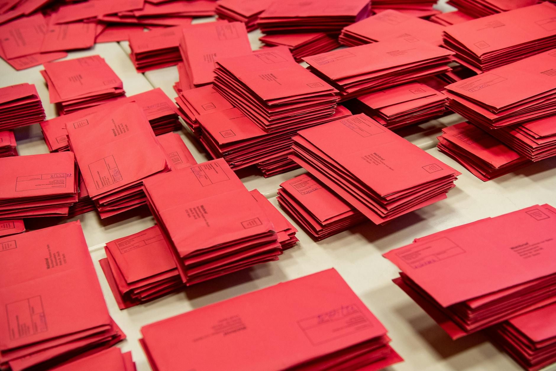 Wie zählt man Stimmzettel korrekt aus? Bitte am Wahlabend selbst herausfinden!