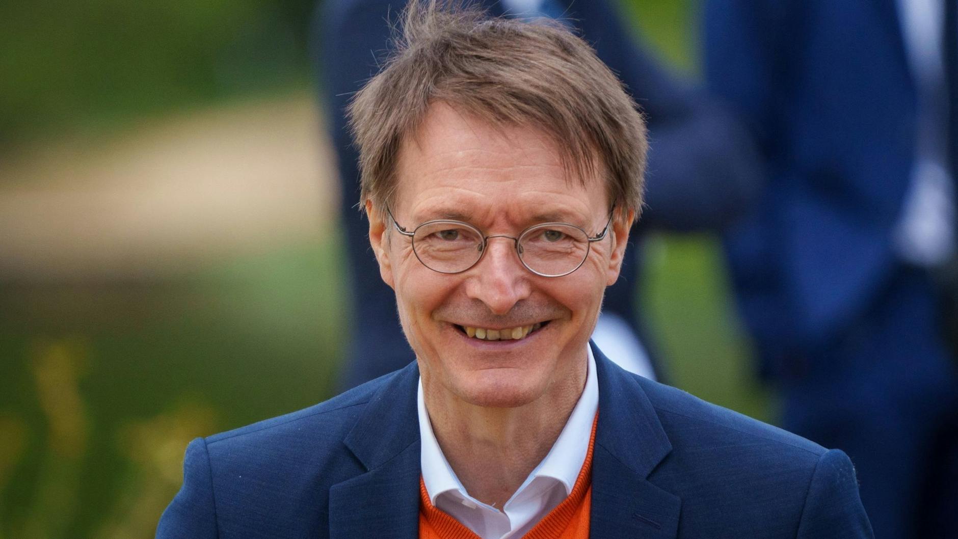 Neue entspannte Töne bei Gesundheitsminister Karl Lauterbach (SPD, hier Archivbild): Die Affenpocken würden nicht zu einer Pandemie führen, sagte er am Mittwochabend bei Markus Lanz im ZDF.