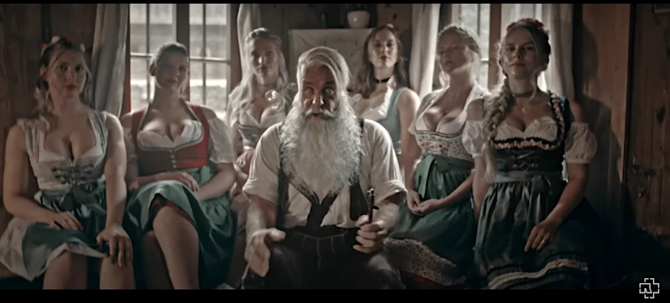 Rammstein-Frontmann Till Lindemann ist im Video häufig von Frauen umgeben, die über die im Lied gepriesenen Qualitäten verfügen.