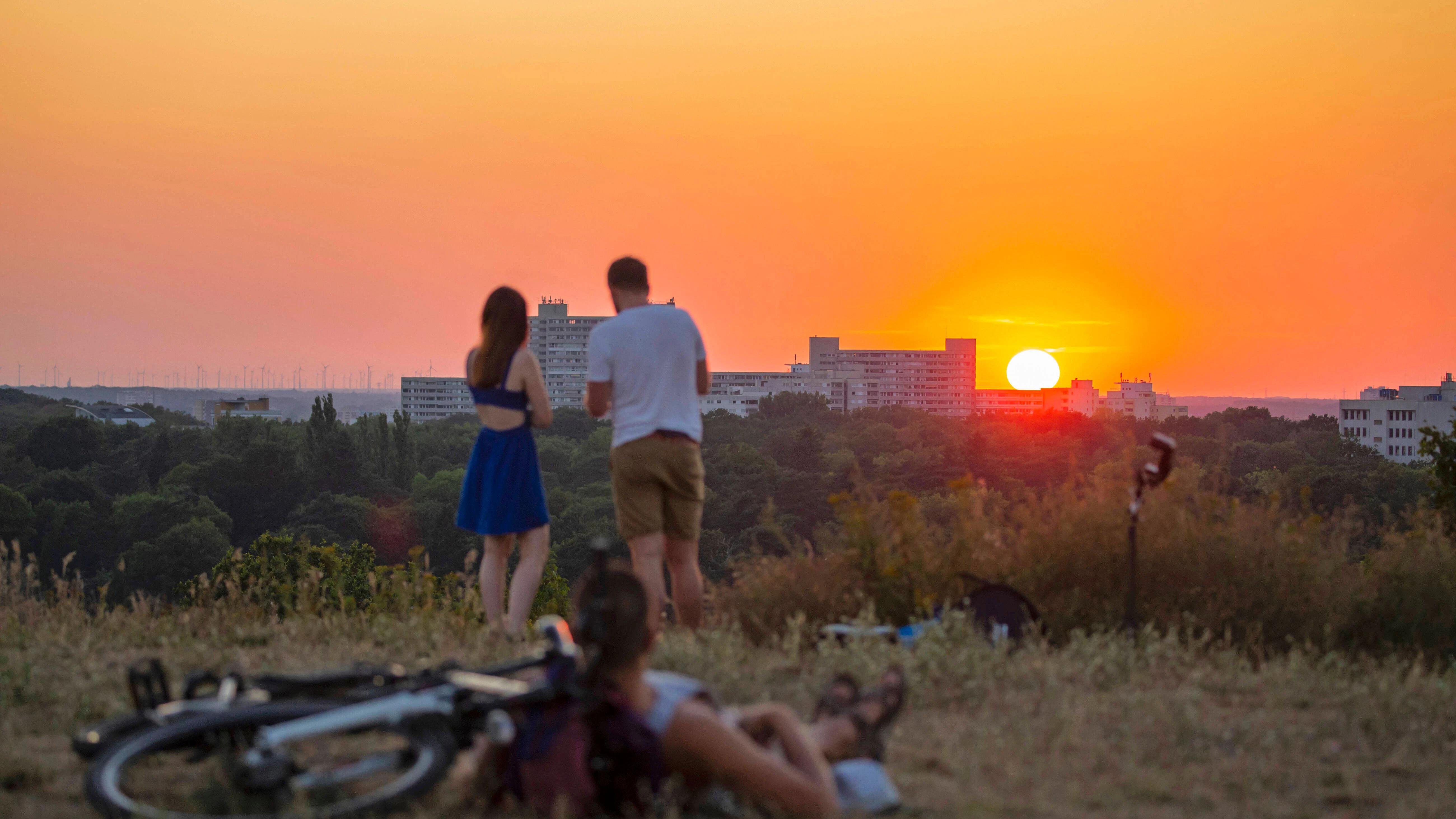 Wer etwas Zeit mitbringt und vielleicht einen Heiratsantrag vorhat, muss zum Teufelsberg. Bester Platz.