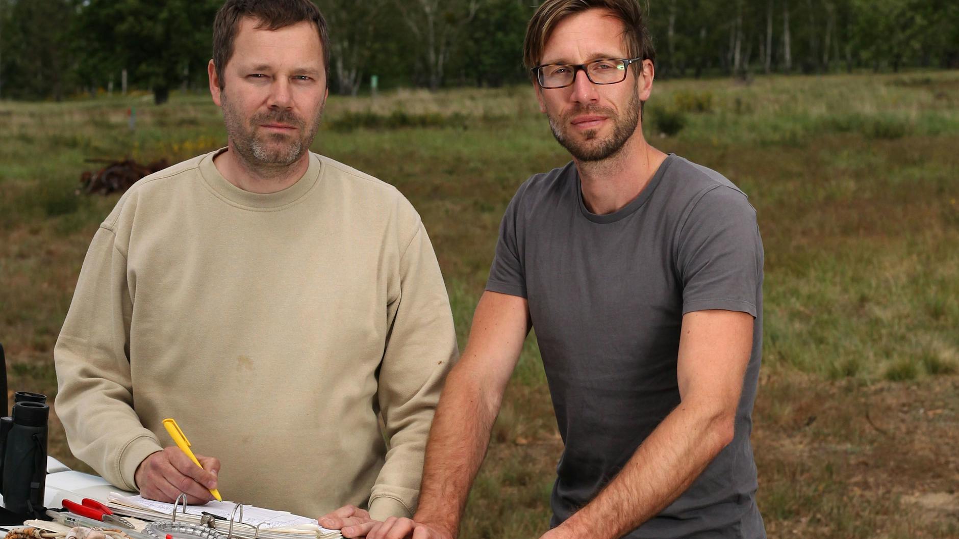 Aktenarbeit: Alle Daten zu jedem Vogel werden akribisch in Tabellen geschrieben: Robert Stein (links) und Tim Funkenberg (rechts).